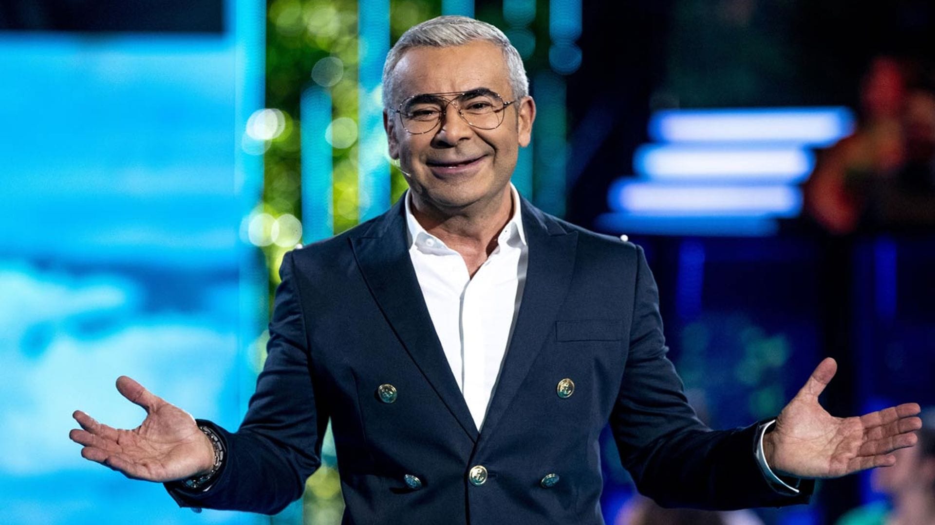 Platino, blanco... y ahora ¡azul! Jorge Javier estrena look para su nuevo programa