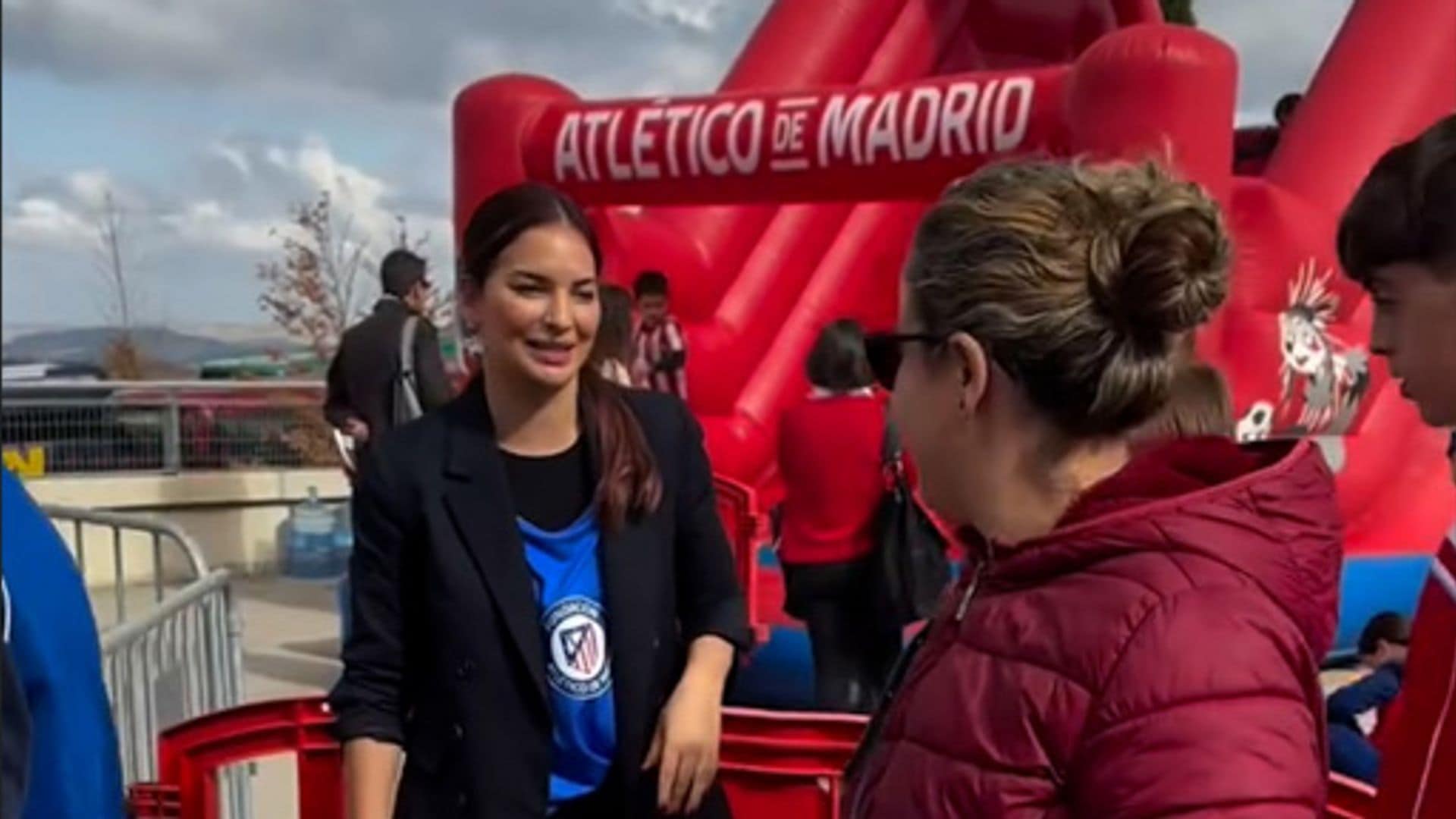 Beatriz Espejel se vuelca con las víctimas de la DANA recogiendo alimentos en el estadio del Atlético de Madrid