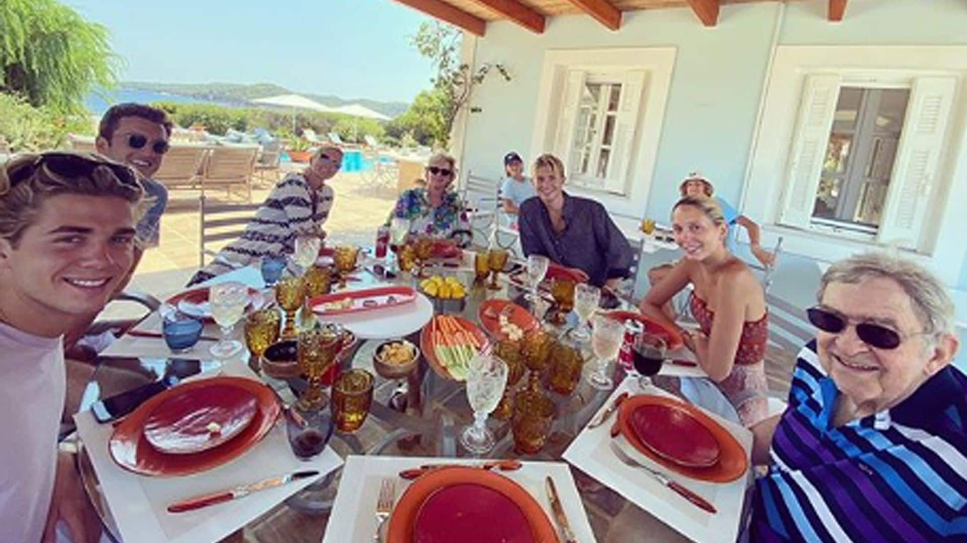 Paseos al atardecer y comidas familiares, el reencuentro de la Familia Real griega en la isla de Spetses