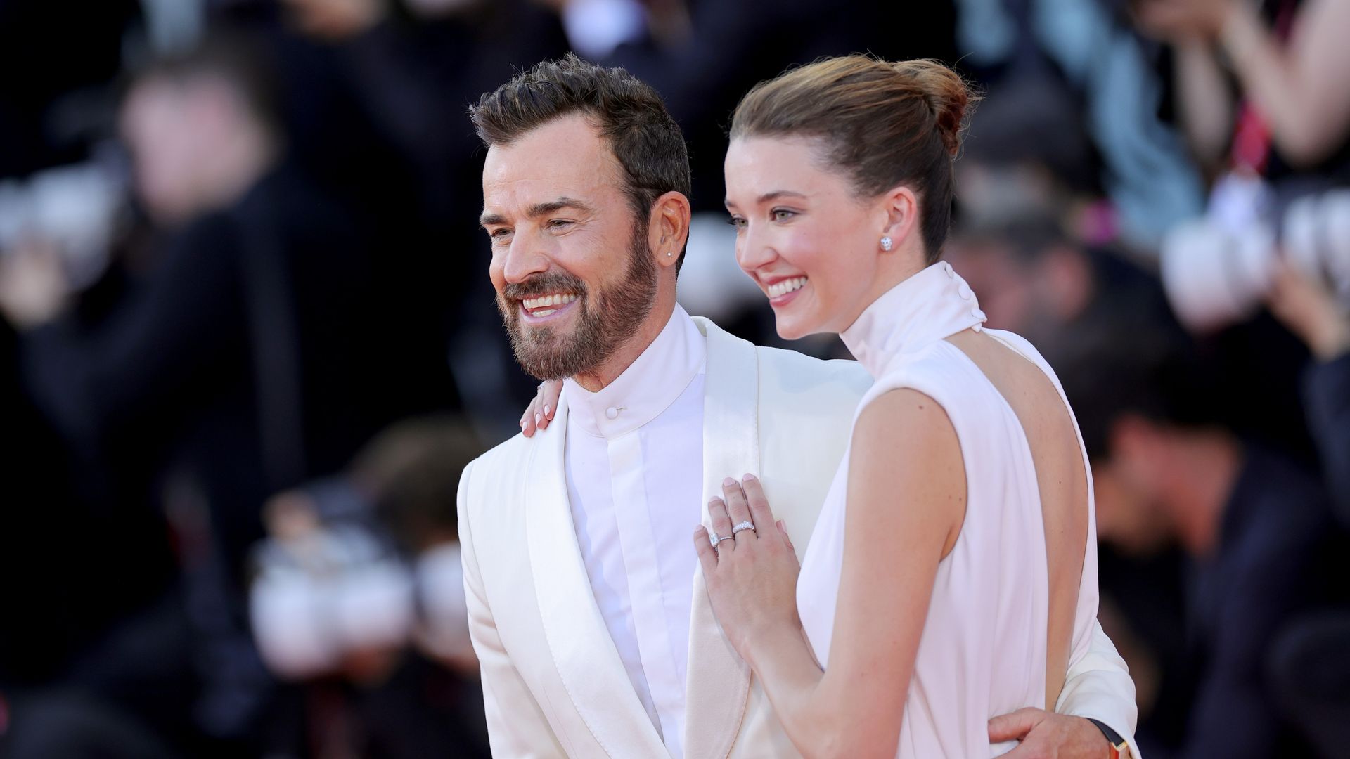 Justin Theroux se compromete con su novia Nicole Brydon Bloom, 23 años más joven