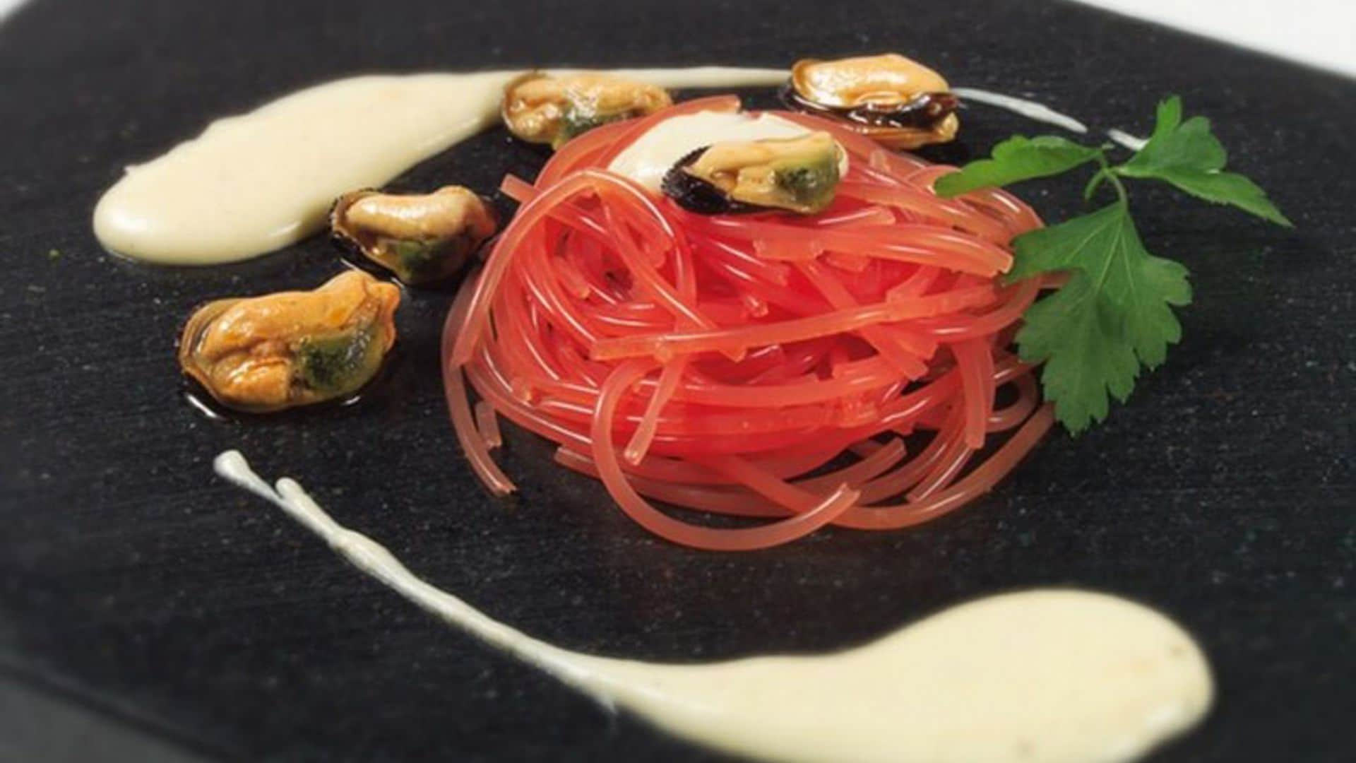 Espaguetis de sandía con crema de queso y mejillones