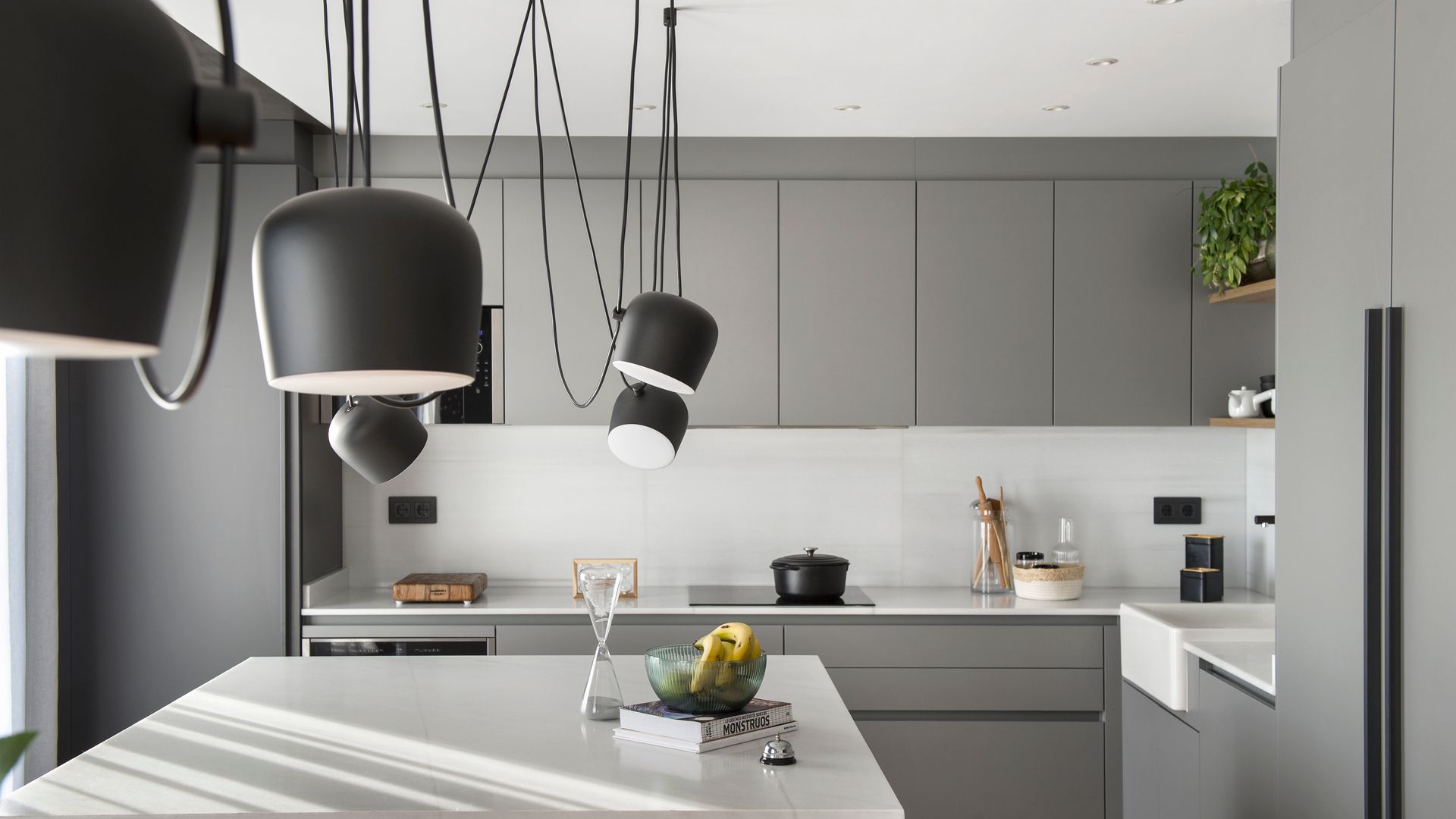 Cocina moderna con muebles en color gris