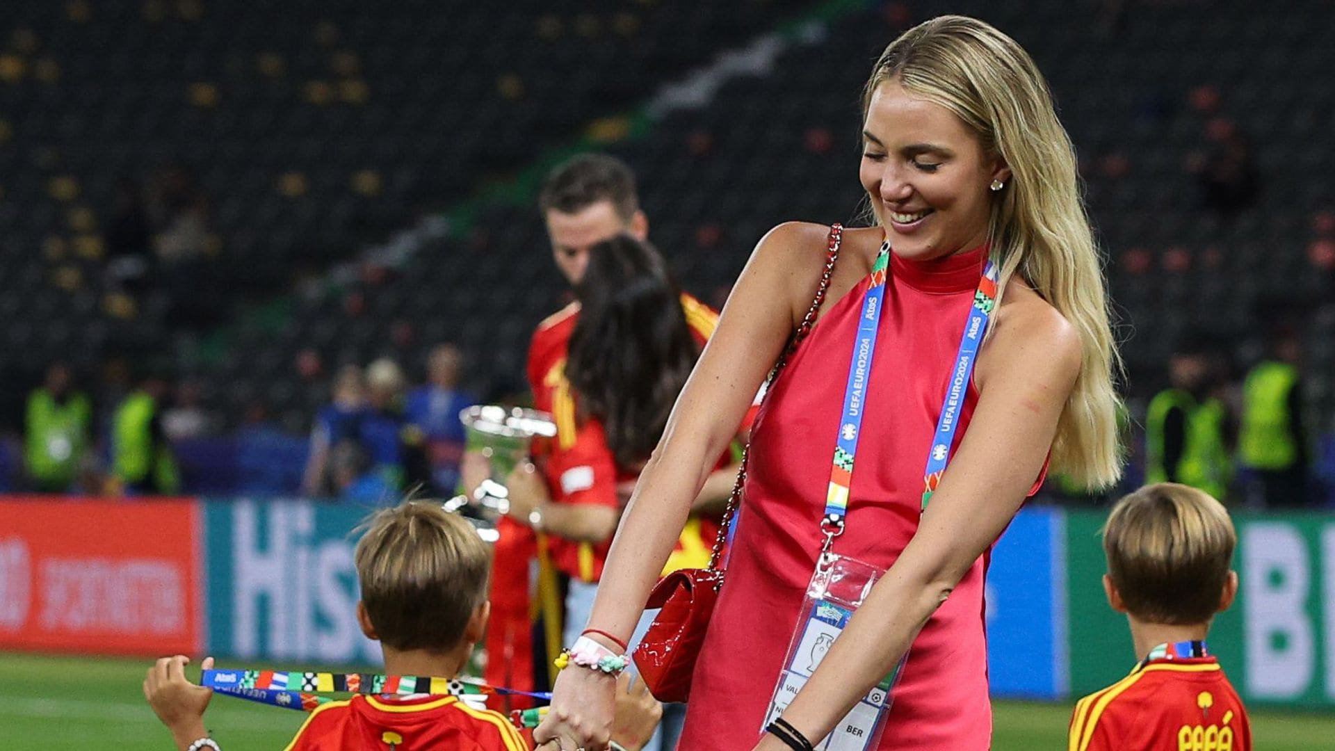 Alice Campello anima a La Roja (y a su marido) con el 'little red dress' más favorecedor del verano