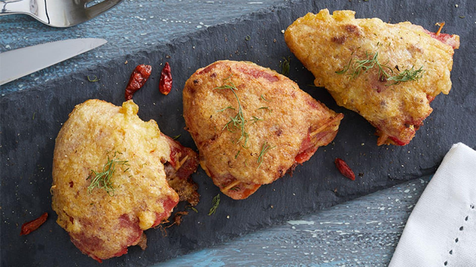 Pimientos del piquillo rebozados y rellenos de carne picada