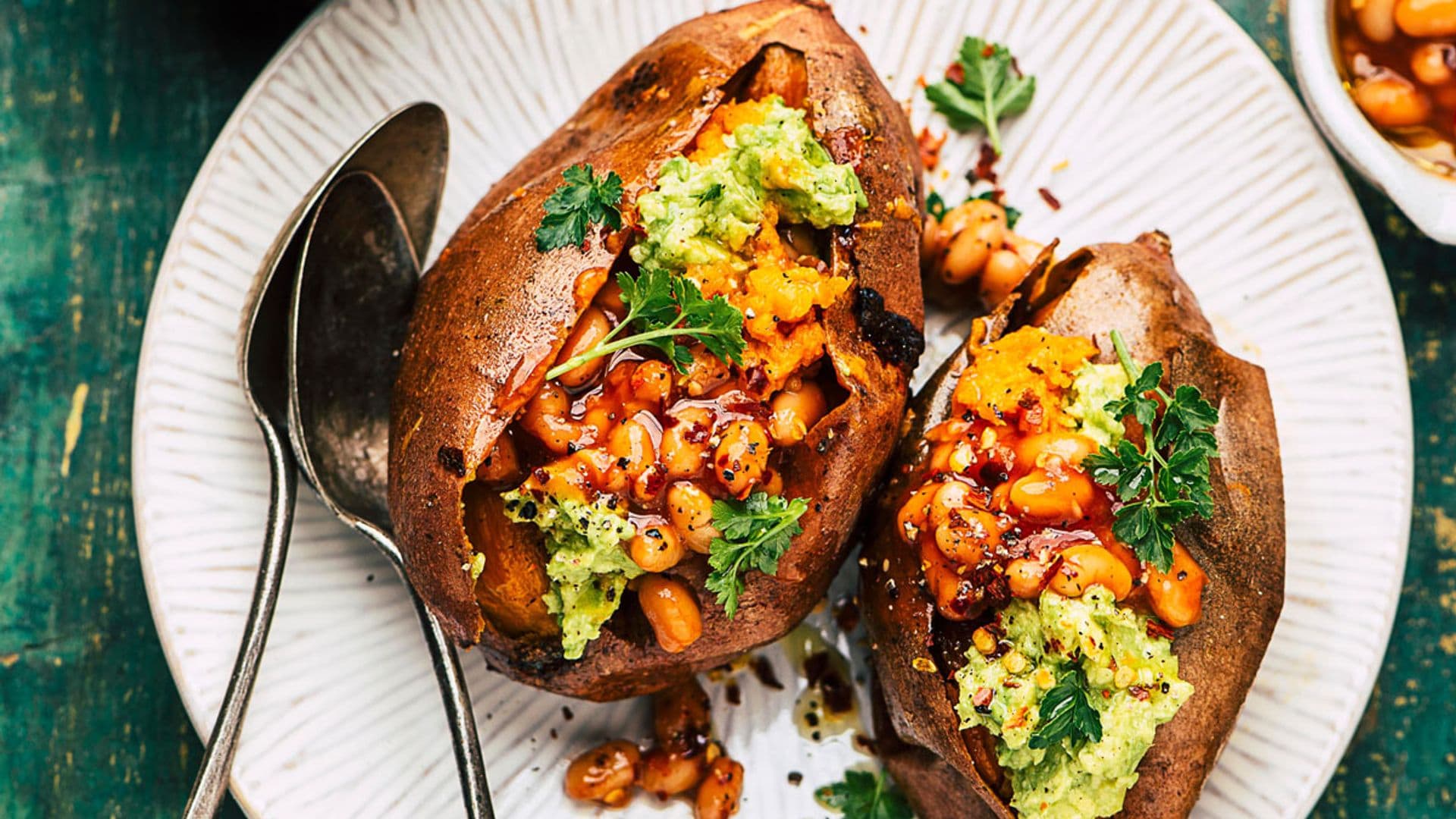 Boniatos rellenos de 'baked beans' con guacamole