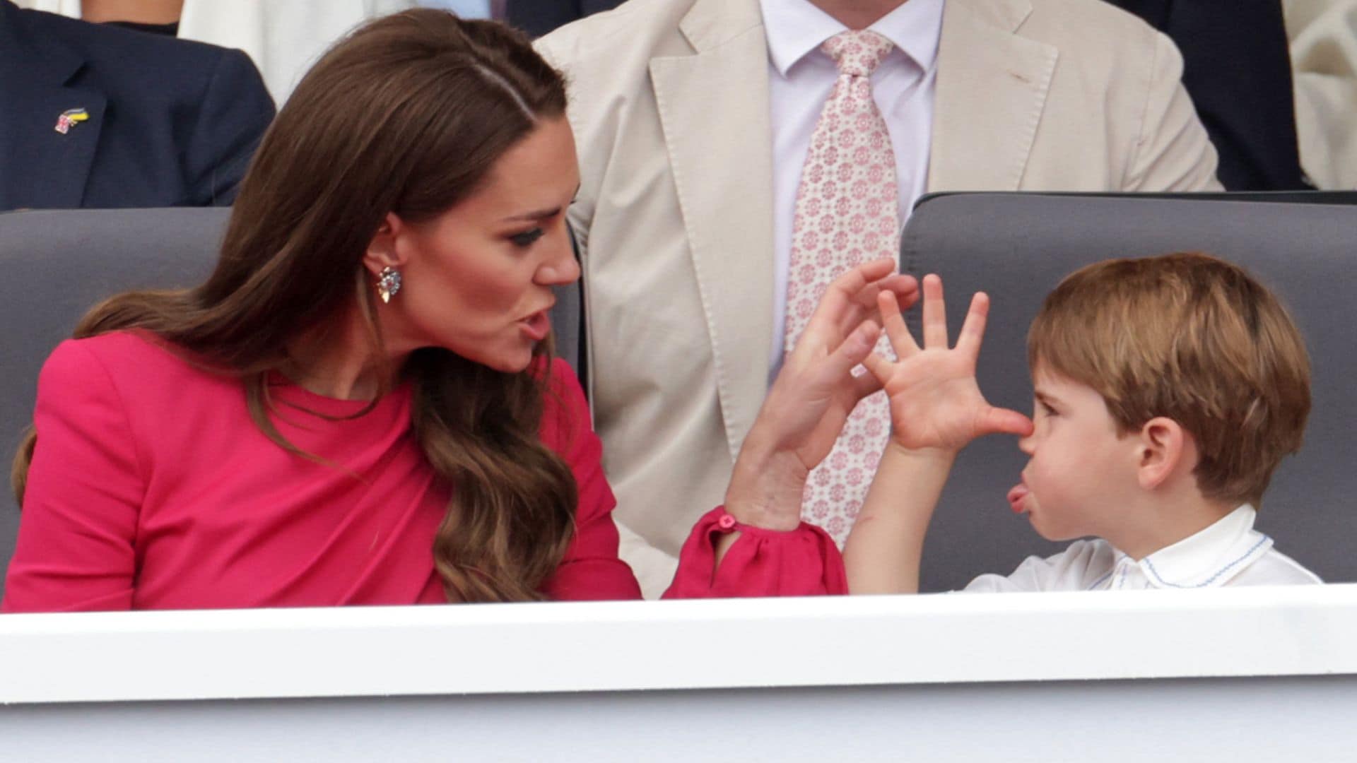 Louis de Cambridge vuelve a conquistarnos... y a poner a prueba la paciencia de su madre