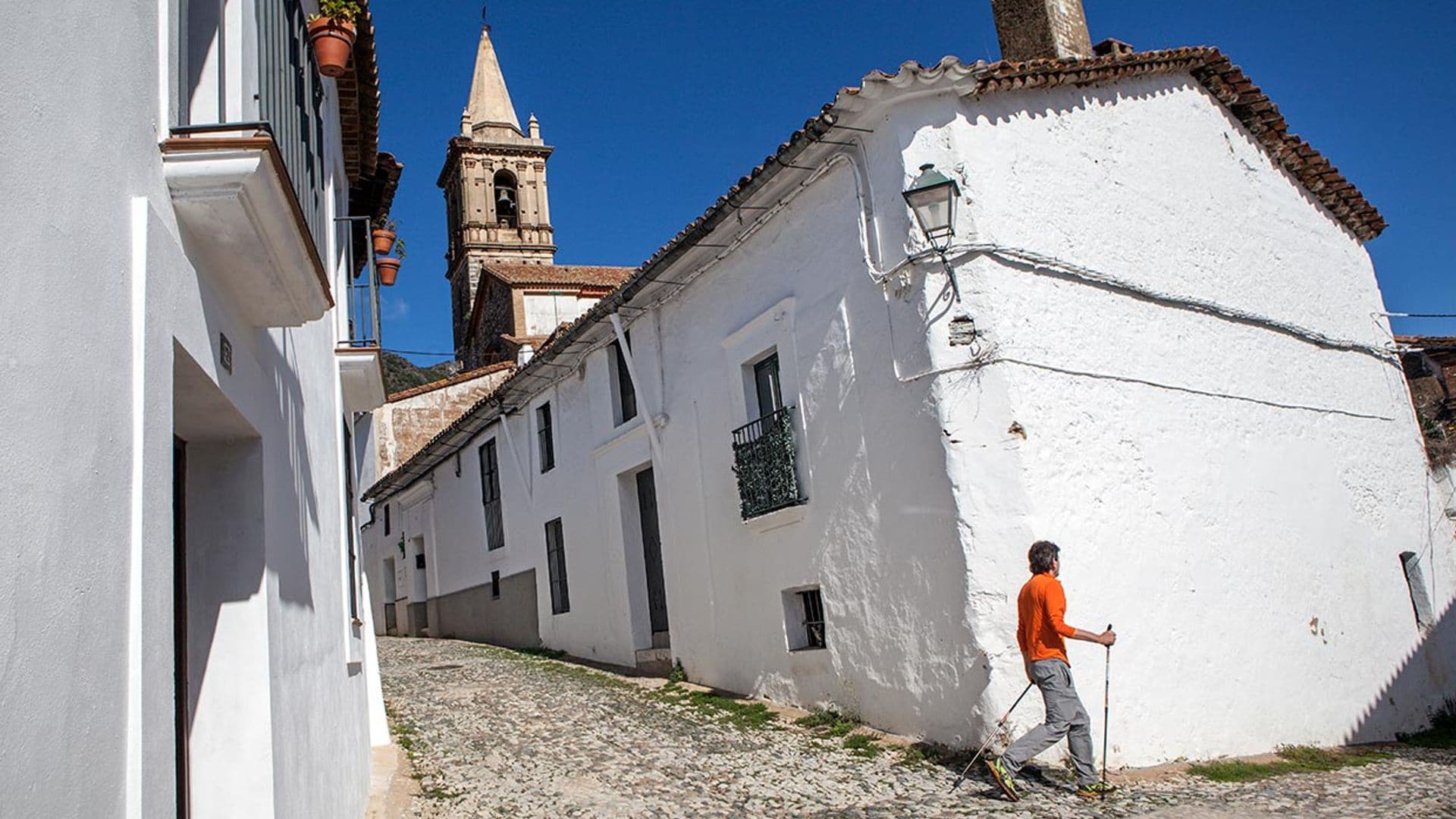 La ruta perfecta para practicar la marcha nórdica está en la sierra de Aracena