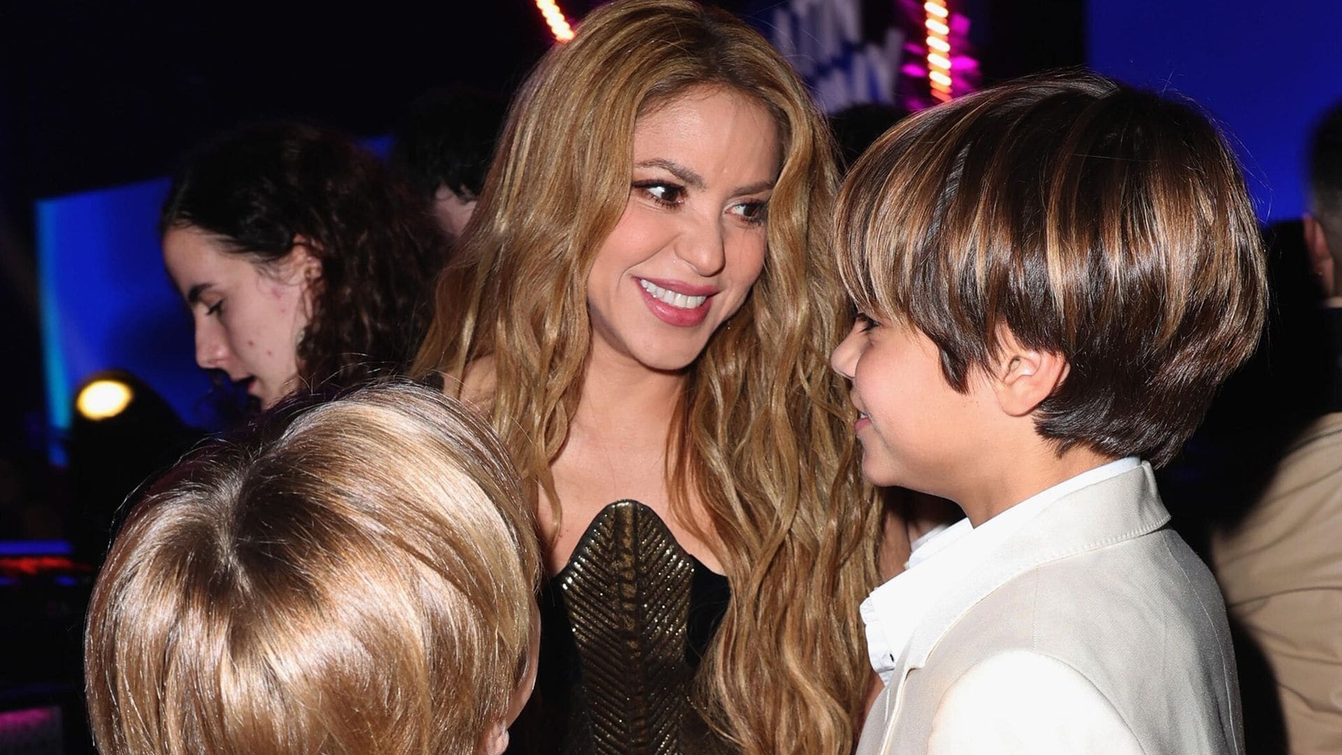 Shakira y sus hijos conmueven al público de los Latin GRAMMY al cantar ‘Acróstico’