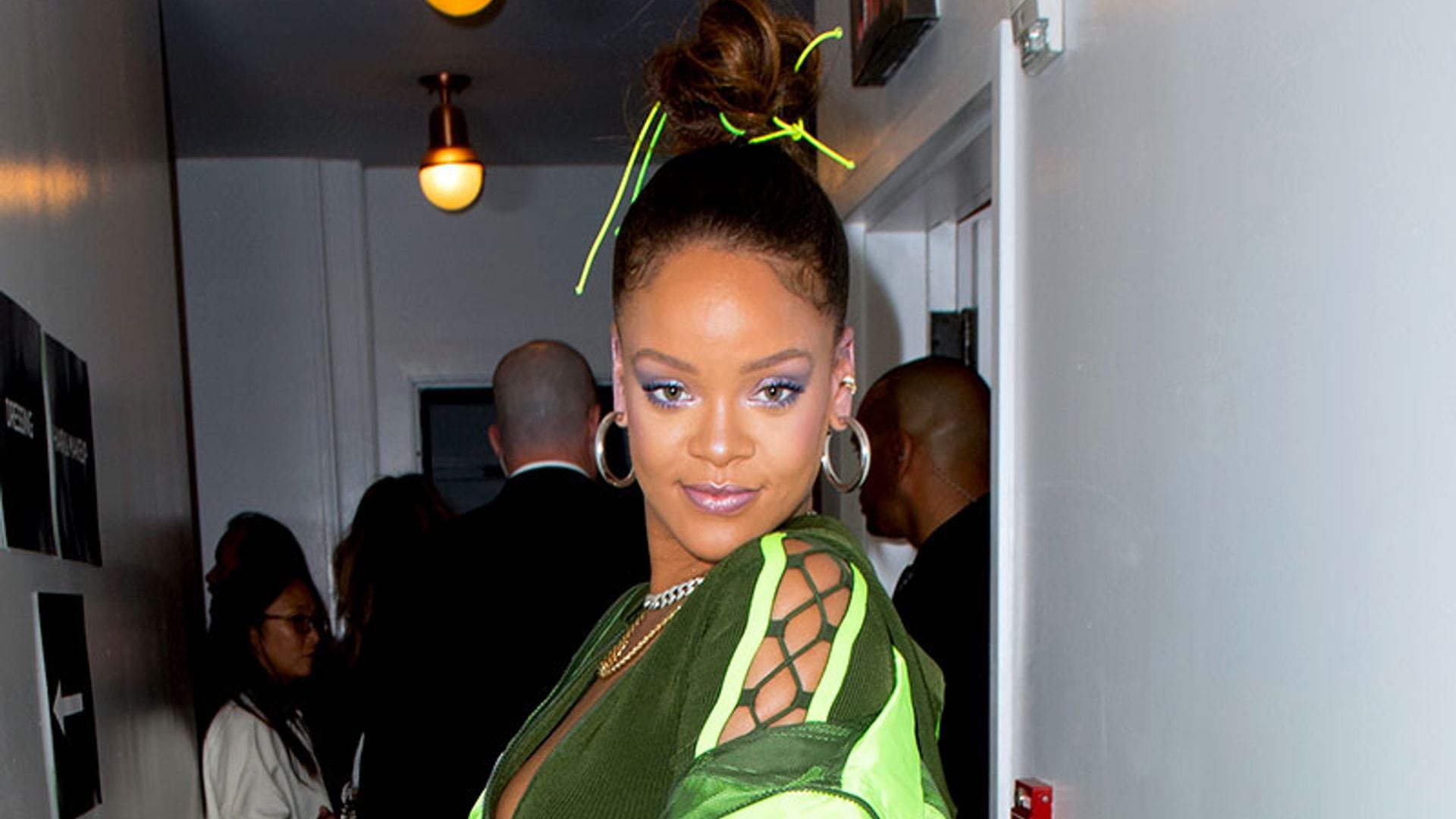 ¿Quién firma la exclusiva ‘bomber’ de Rihanna?