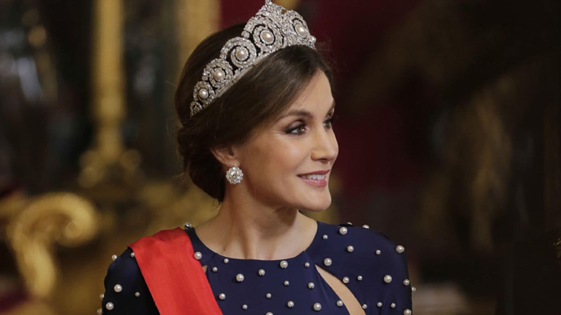 Doña Letizia y el vestido 'made in Spain' que une a actrices y reinas