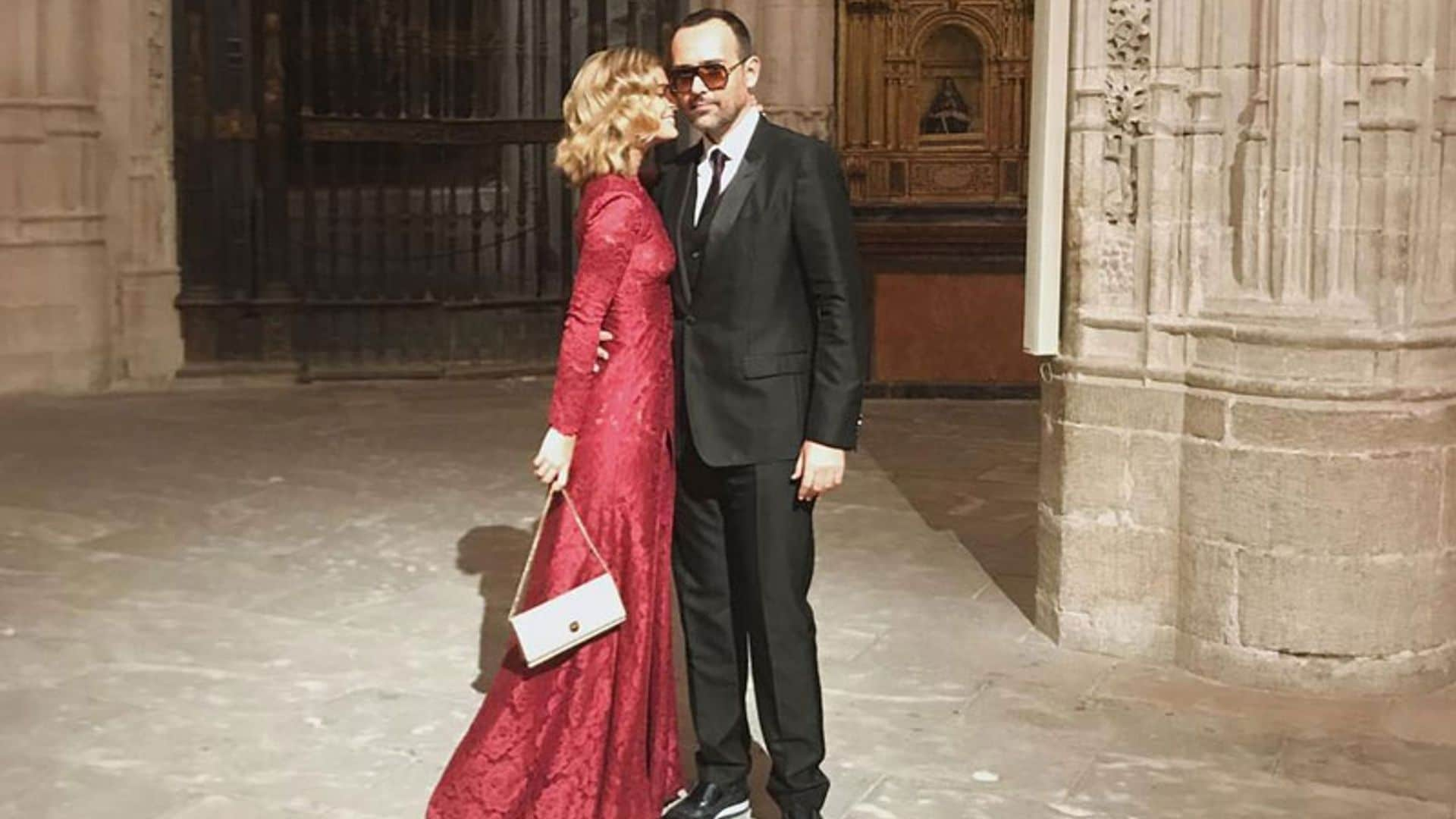 Laura Escanes anticipa la tendencia: este otoño el vestido de invitada será en rojo rubí