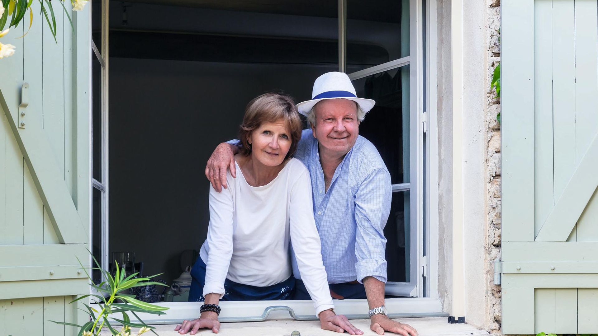 Patrick Frey y su mujer, Lorraine, nos reciben en su casa de la Provenza, una antigua granja del siglo XVIII rodeada de olivos centenarios