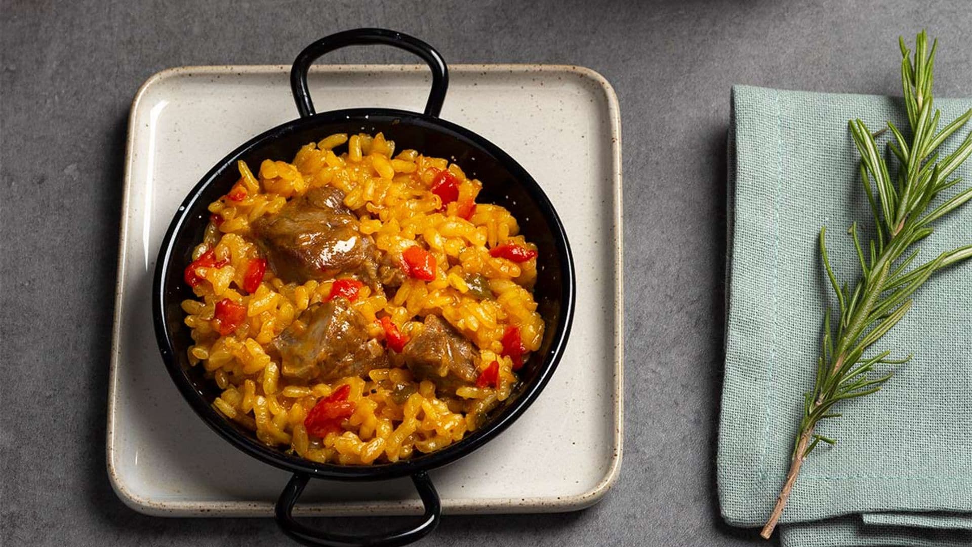 Arroz en textura de paella con carrillera ibérica y aroma de romero