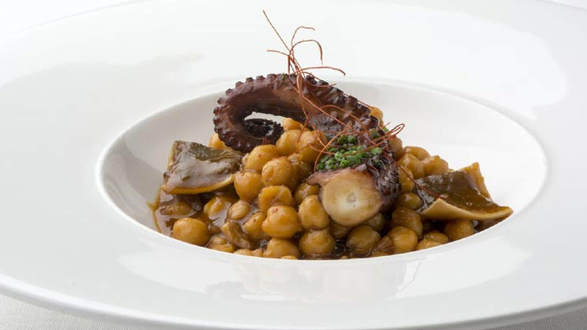 Garbanzos estofados con pulpo y oreja de cerdo