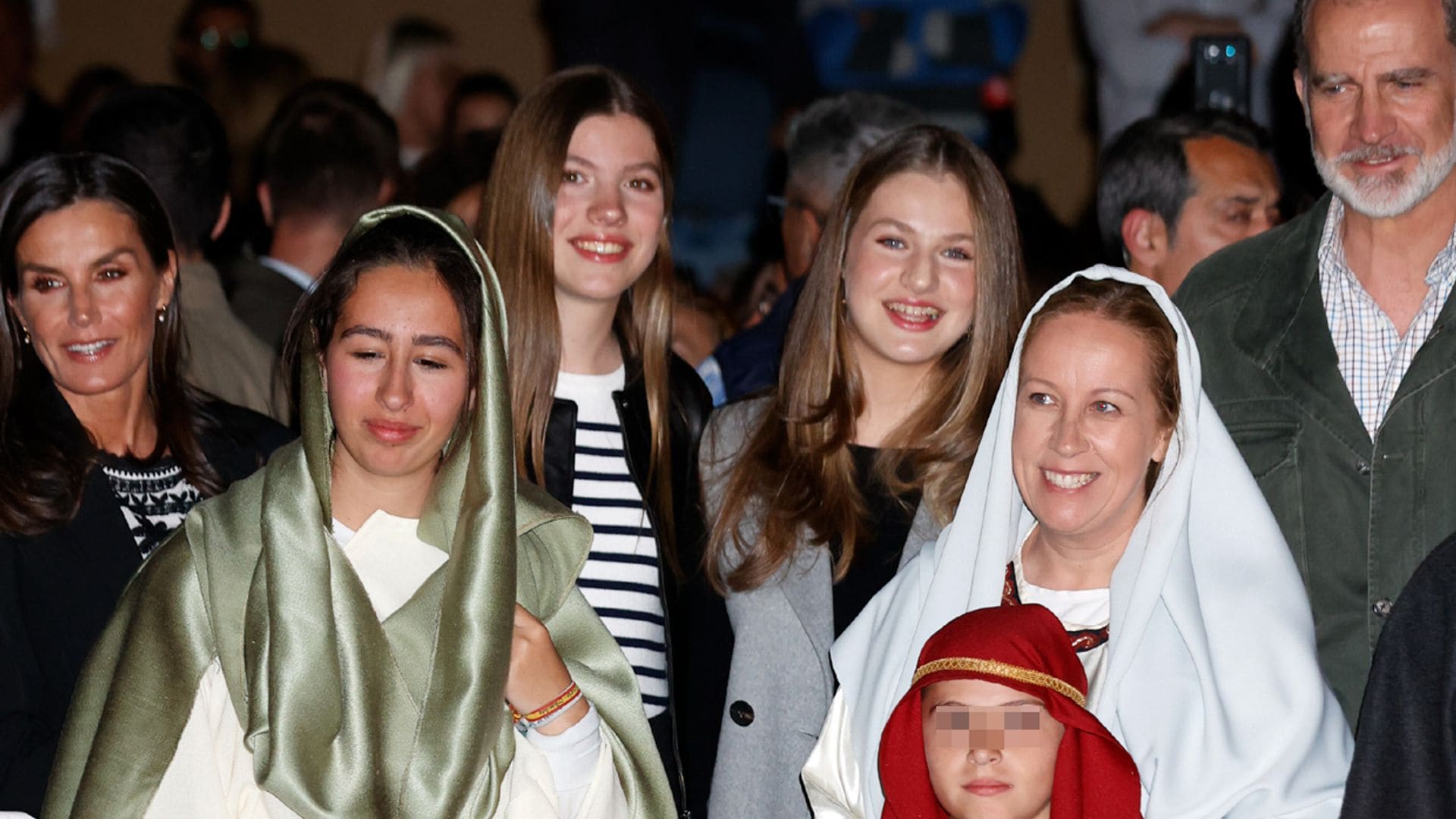 La princesa Leonor vive junto a los Reyes y la infanta Sofía la popular Semana Santa de Chinchón