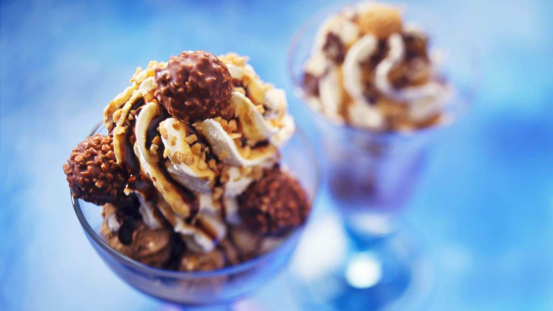 Helado de choco con nata y Ferrero Rocher