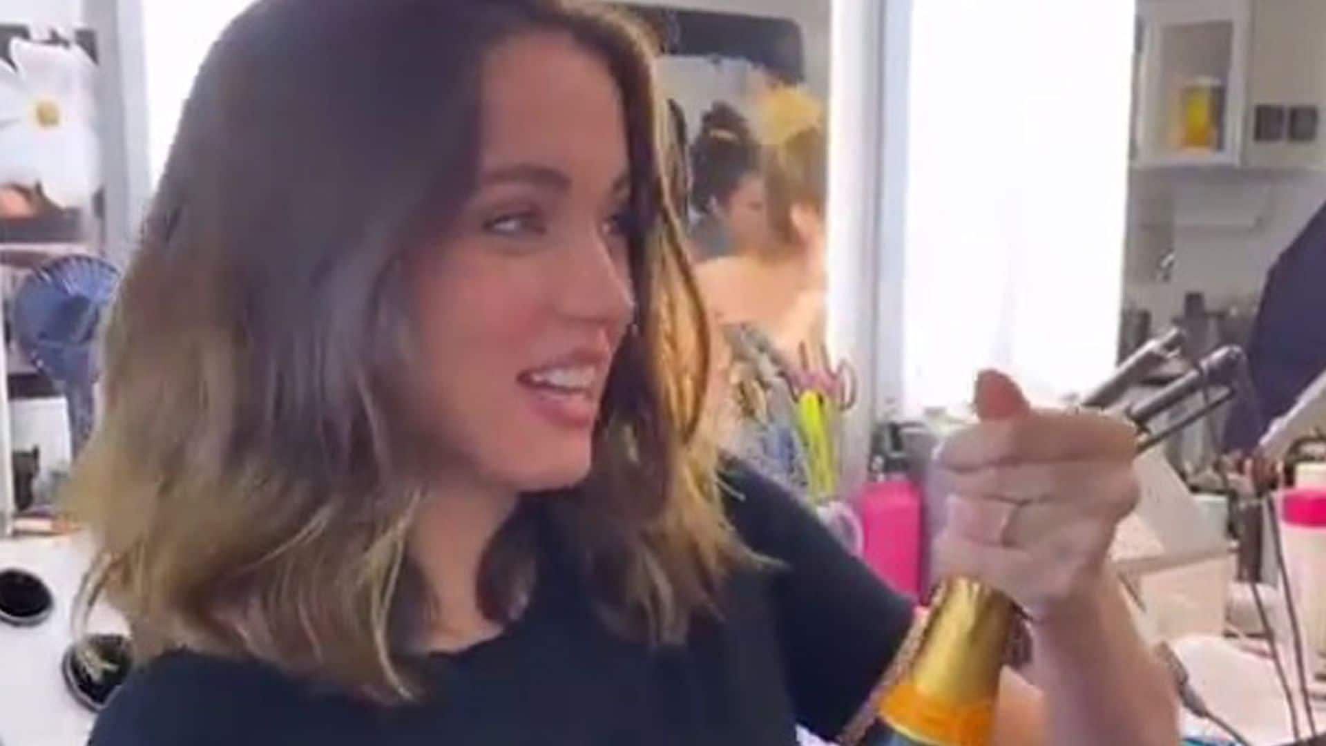 Champán y Cheetos, la celebración de Ana de Armas por su nominación a los Globos de Oro