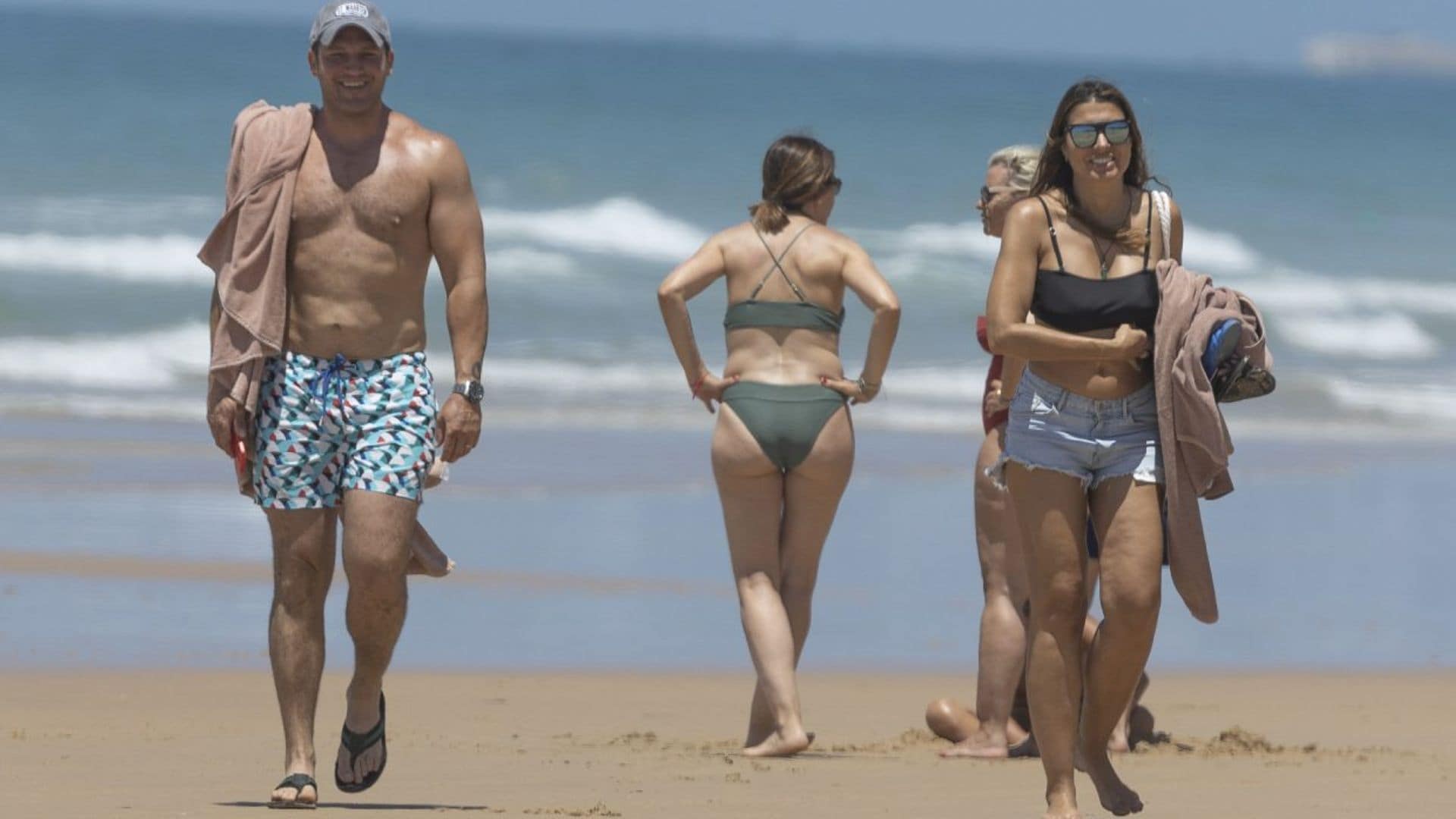 Manu Tenorio y su mujer, Silvia Casas, disfrutan de unas idílicas vacaciones en las playas de Cádiz