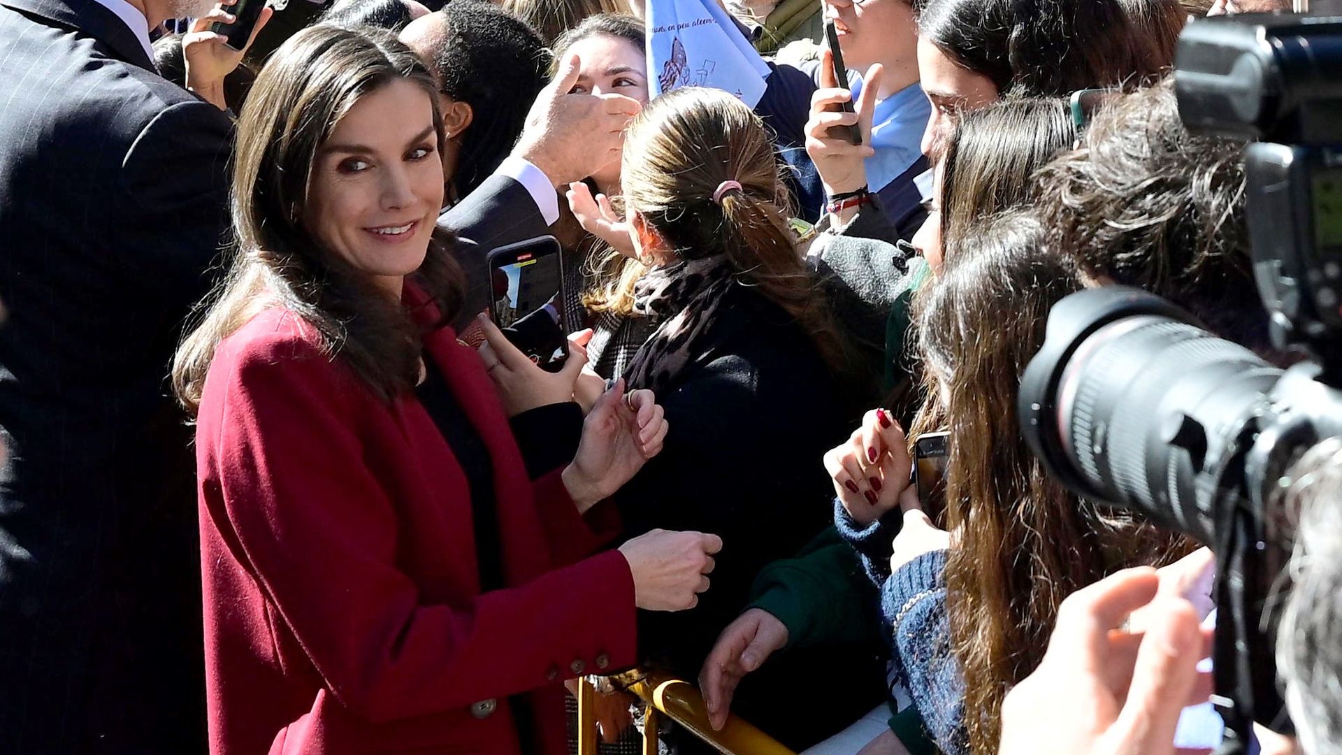 La reina Letizia vuelve a Valencia con un look icónico: un traje en su color favorito, el rojo