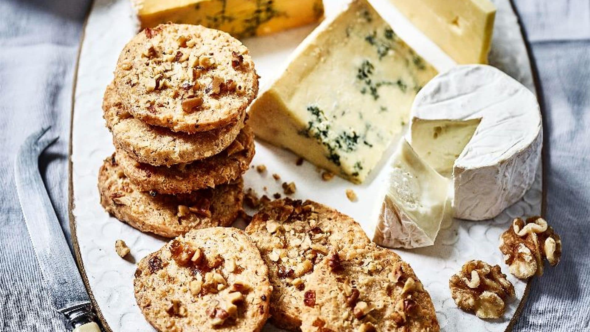 Tabla de quesos con galletas de nueces y albaricoque