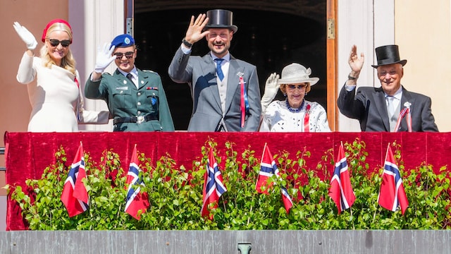 Los reyes Harald y Sonia de Noruega con Mette-Marit, Haakon y la princesa Ingrid