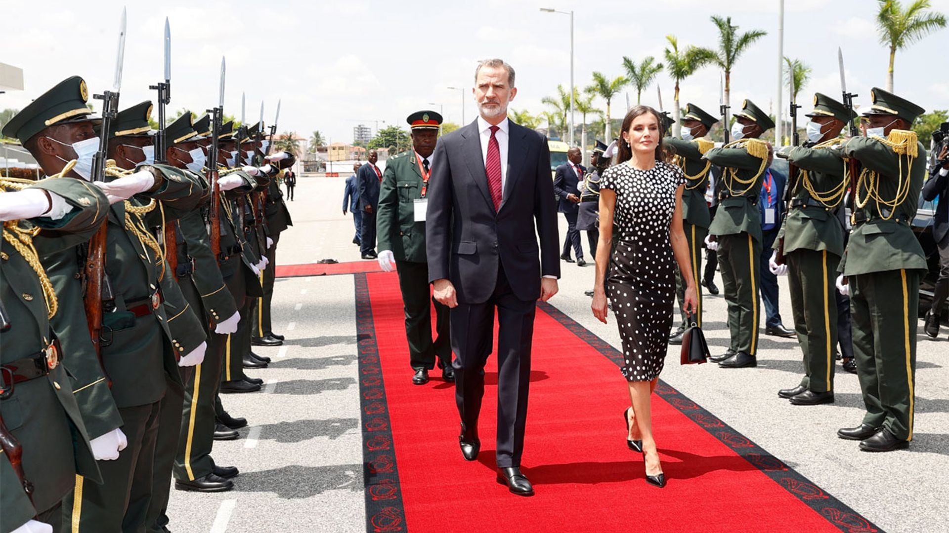 Los Reyes arrancan su visita de Estado a Angola con un sentido homenaje al primer presidente del país