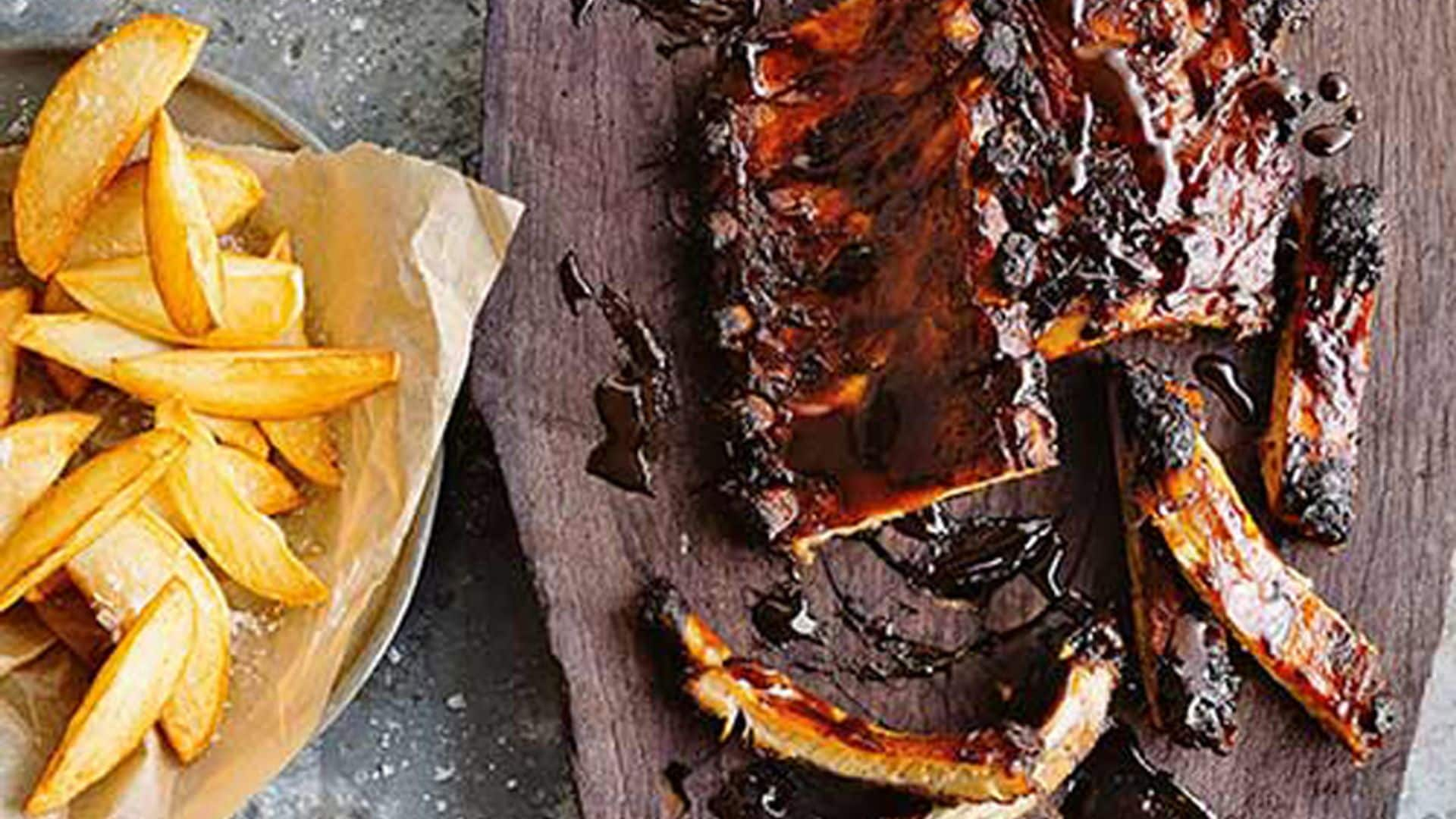 Costillas de cerdo glaseadas con salsa 'hoisin' y piña