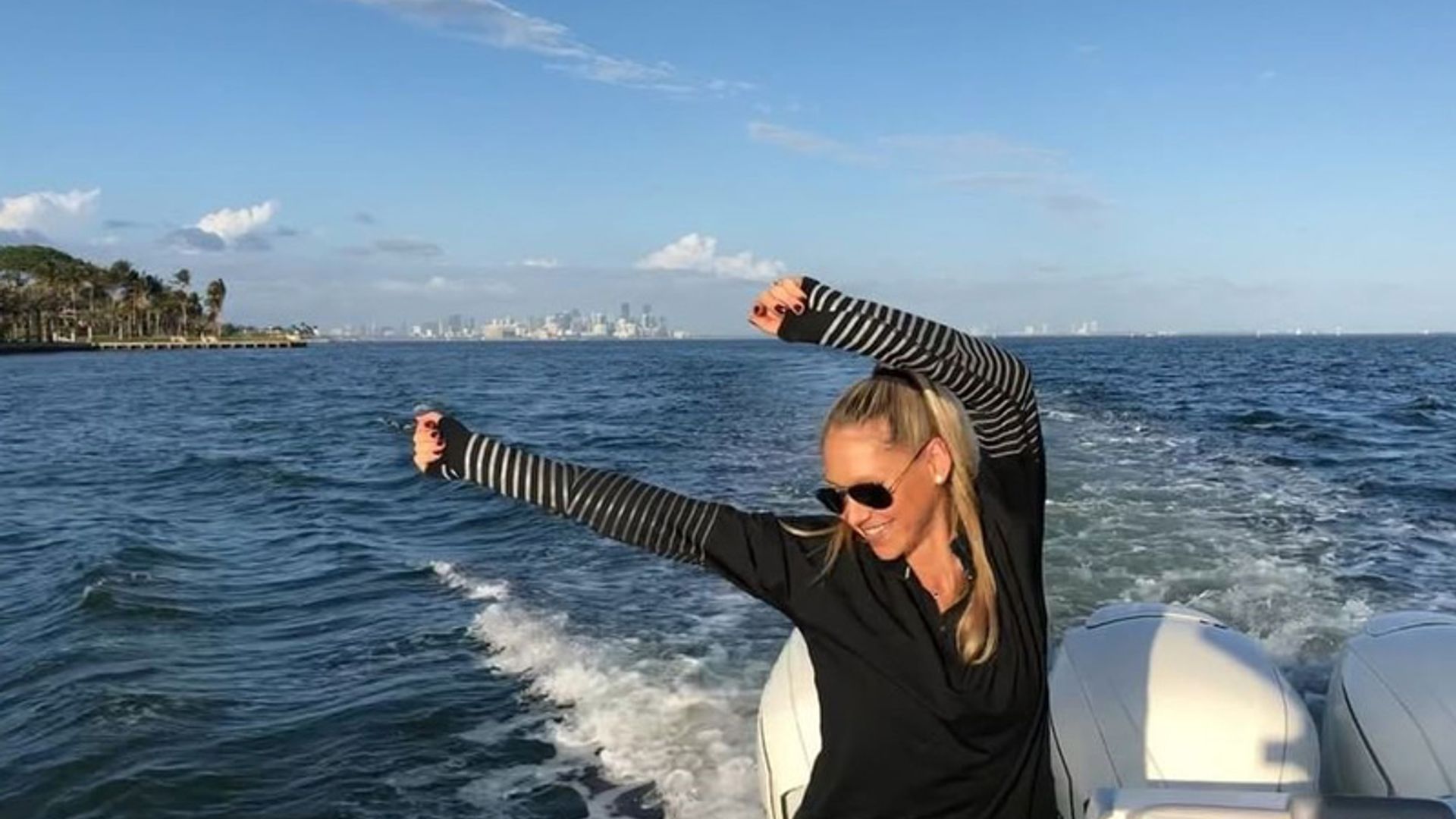 ¡Una mamá con mucho ritmo! Anna Kournikova se entrega al nuevo éxito de Enrique Iglesias