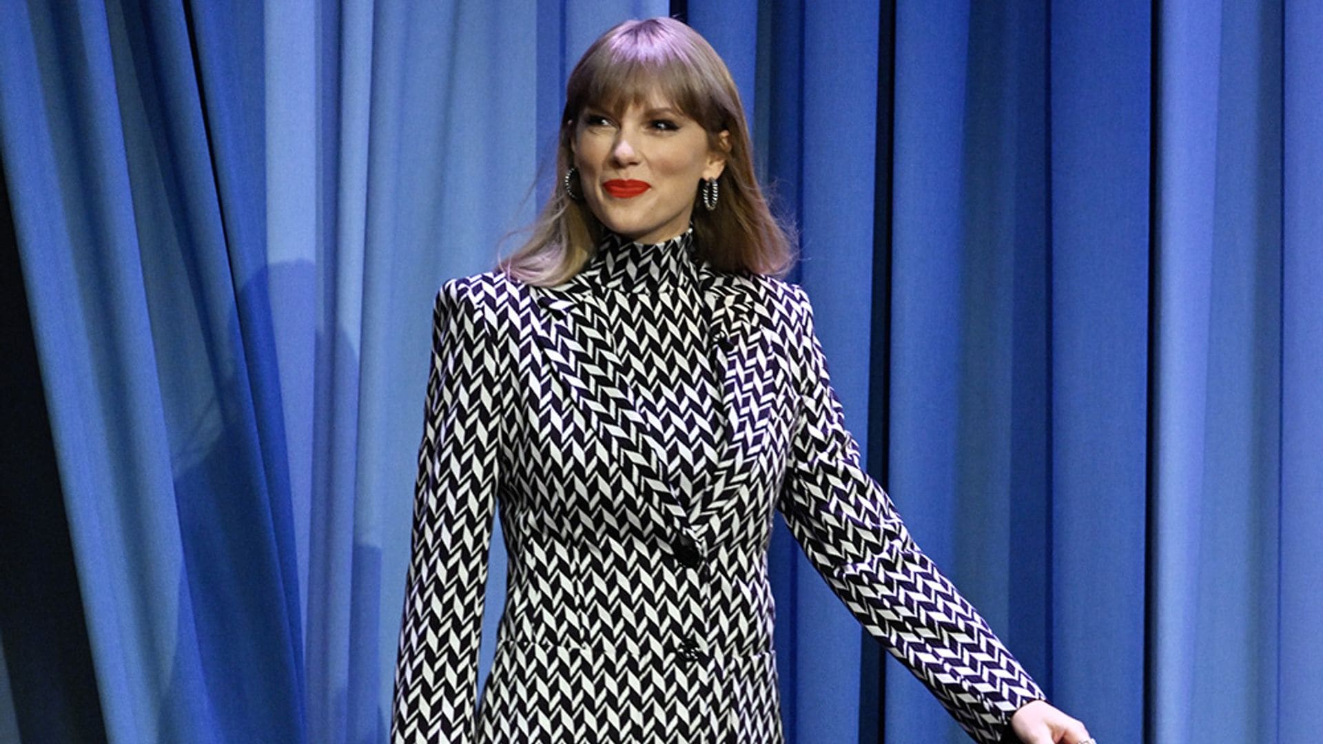 Taylor Swift reinventa las reglas del traje con un original 'total look' estampado