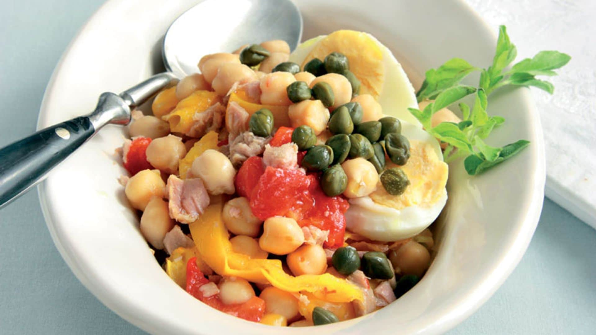 Ensalada de garbanzos con pimientos y atún