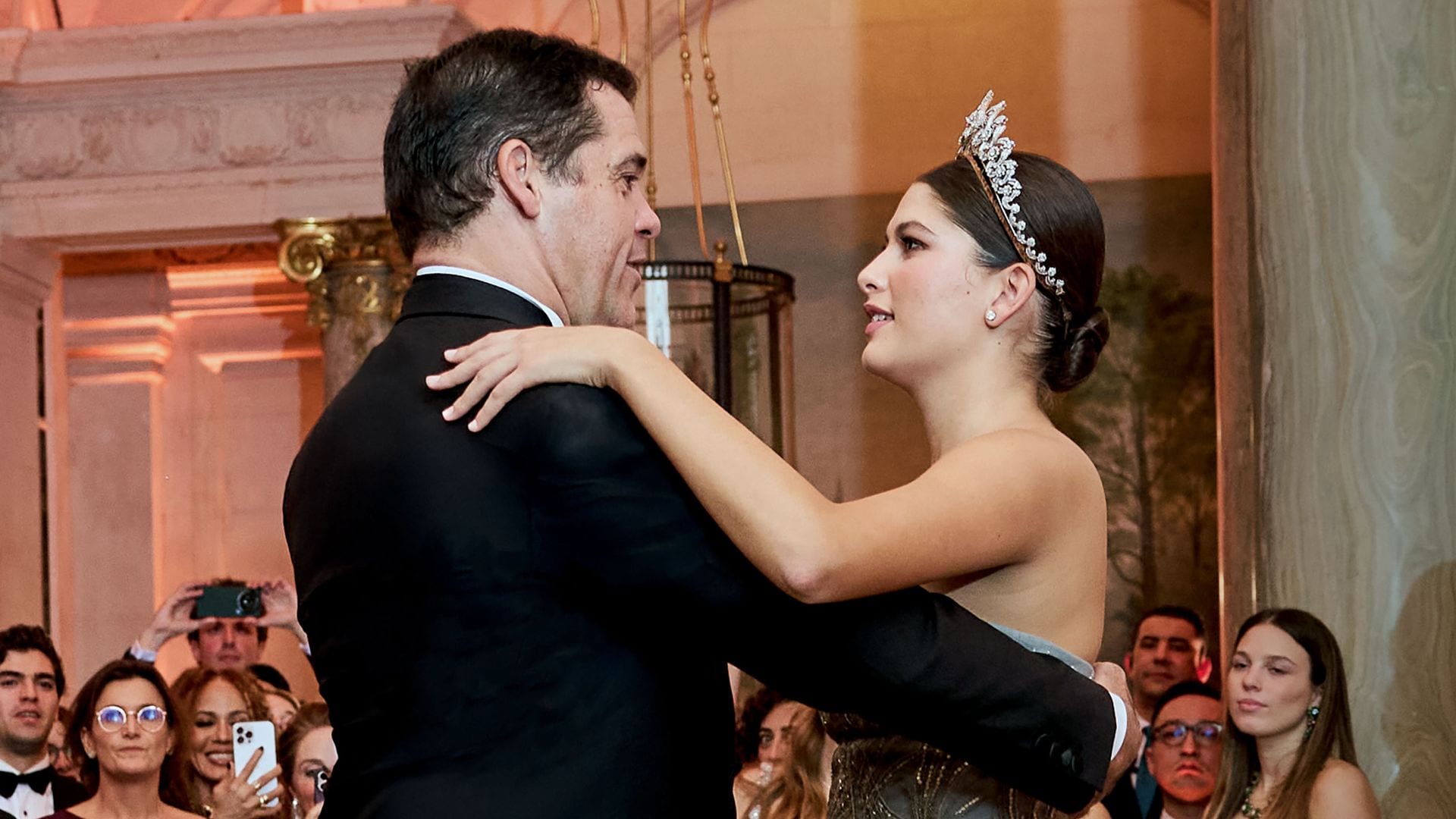 '¿Me concede este baile, señorita?' El vídeo de Luis Alfonso de Borbón, bailando con su hija Eugenia