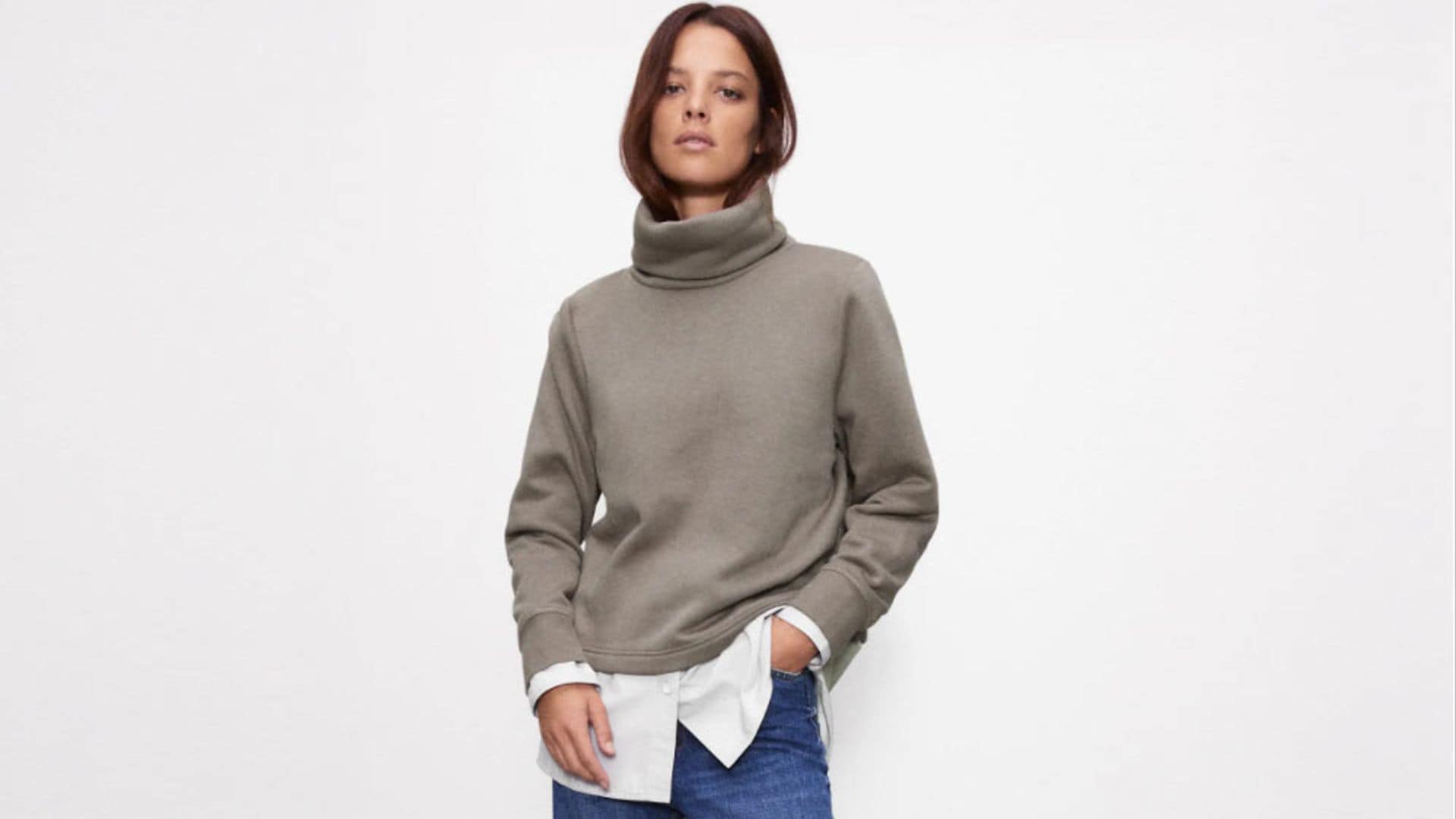 Hay una sudadera de tendencia que sí puedes llevar a trabajar: los diseños con cuello alto