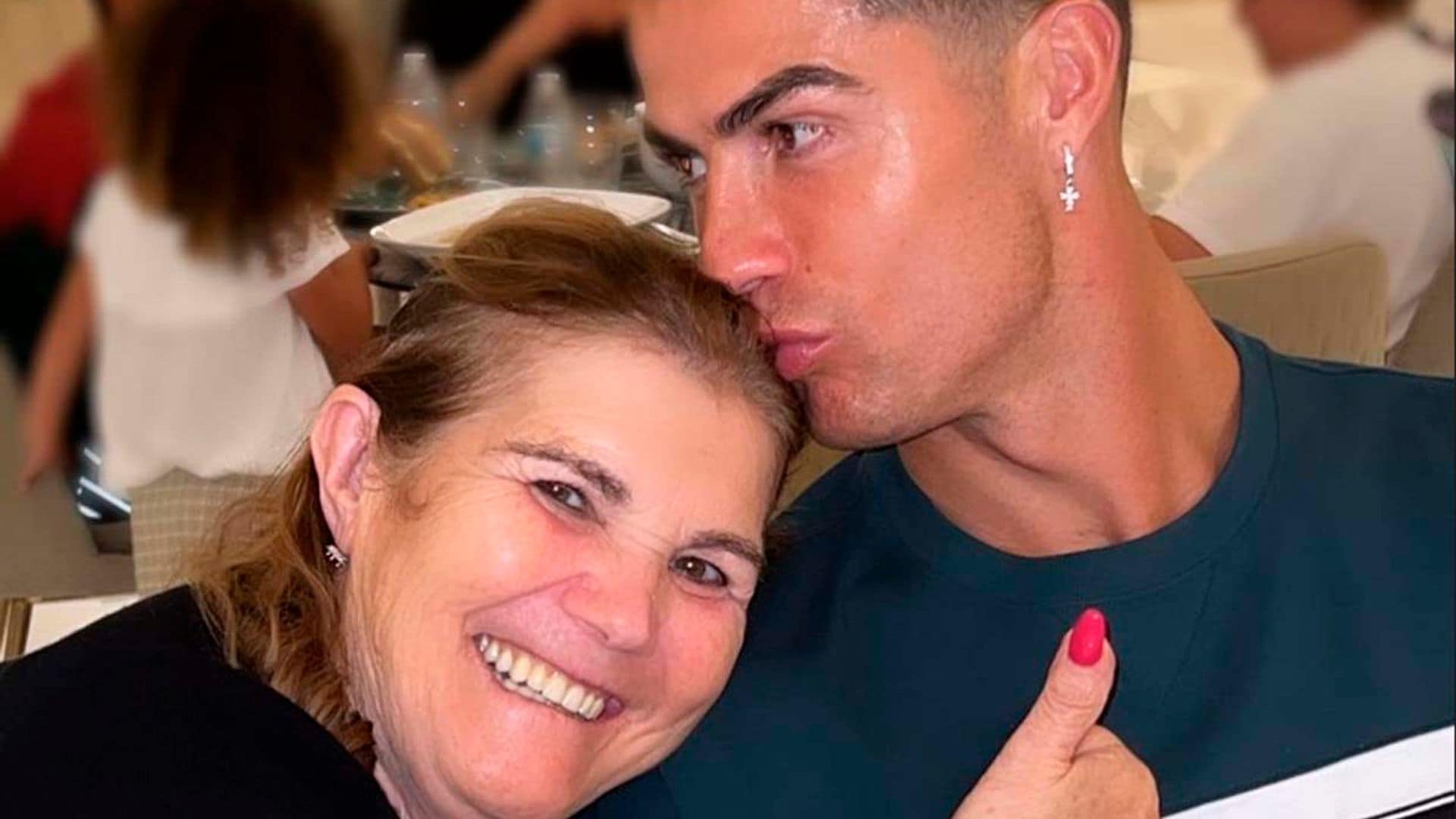 La sorprendente y comentada imagen de la madre de Ronaldo, Dolores Aveiro, al salir de la peluquería