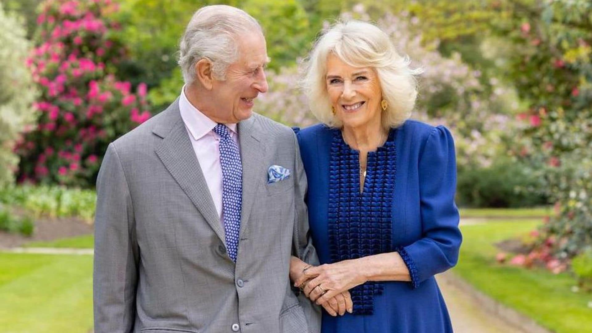 El rey Carlos anuncia su regreso a los deberes públicos con una adorable foto al lado de la reina Camilla