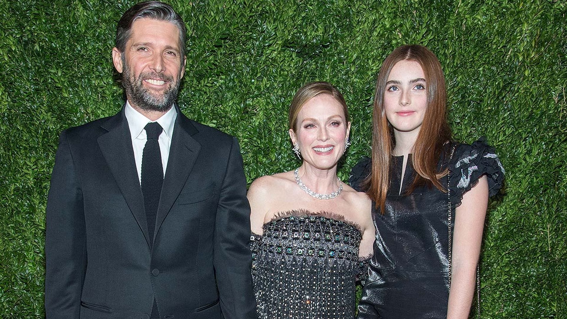 Julianne Moore celebra la graduación de su hija con la foto que demuestra que son dos gotas de agua