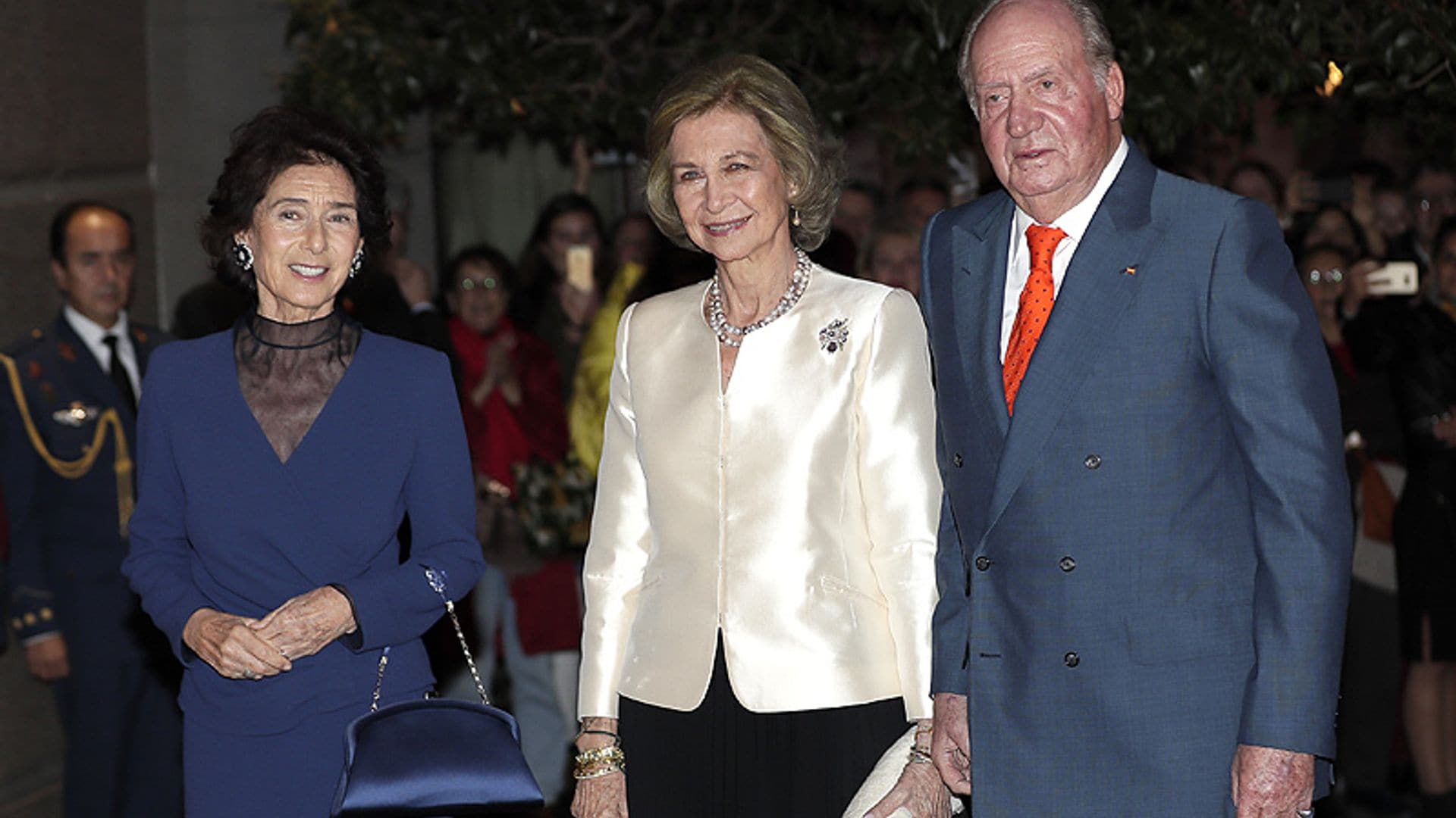 La reina Sofía, acompañada del rey Juan Carlos, asiste al concierto celebrado en su honor