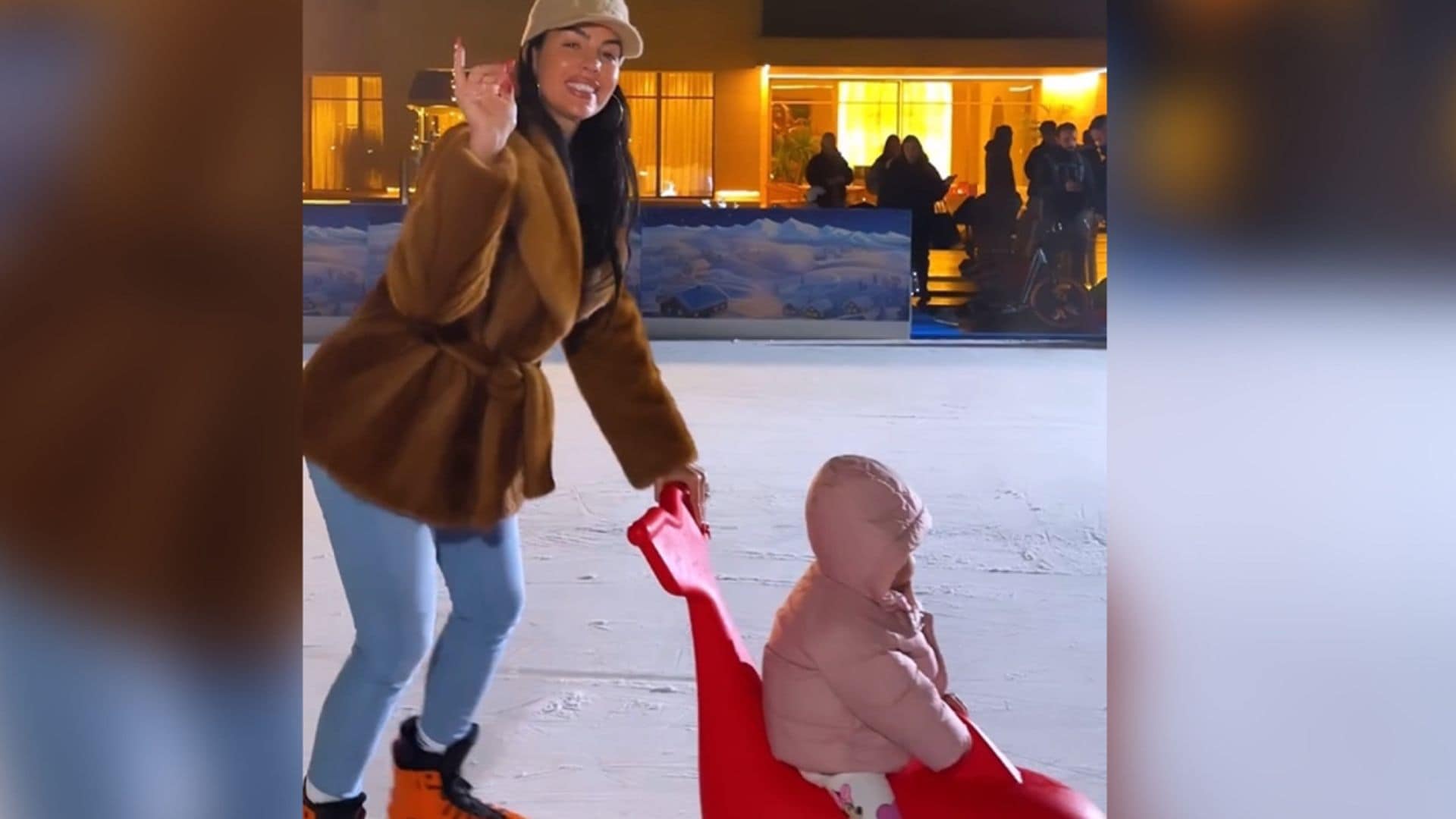 La espectacular pista de hielo que Cristiano y Georgina han instalado en su casa de Madrid, ¿preparan la Navidad en España?