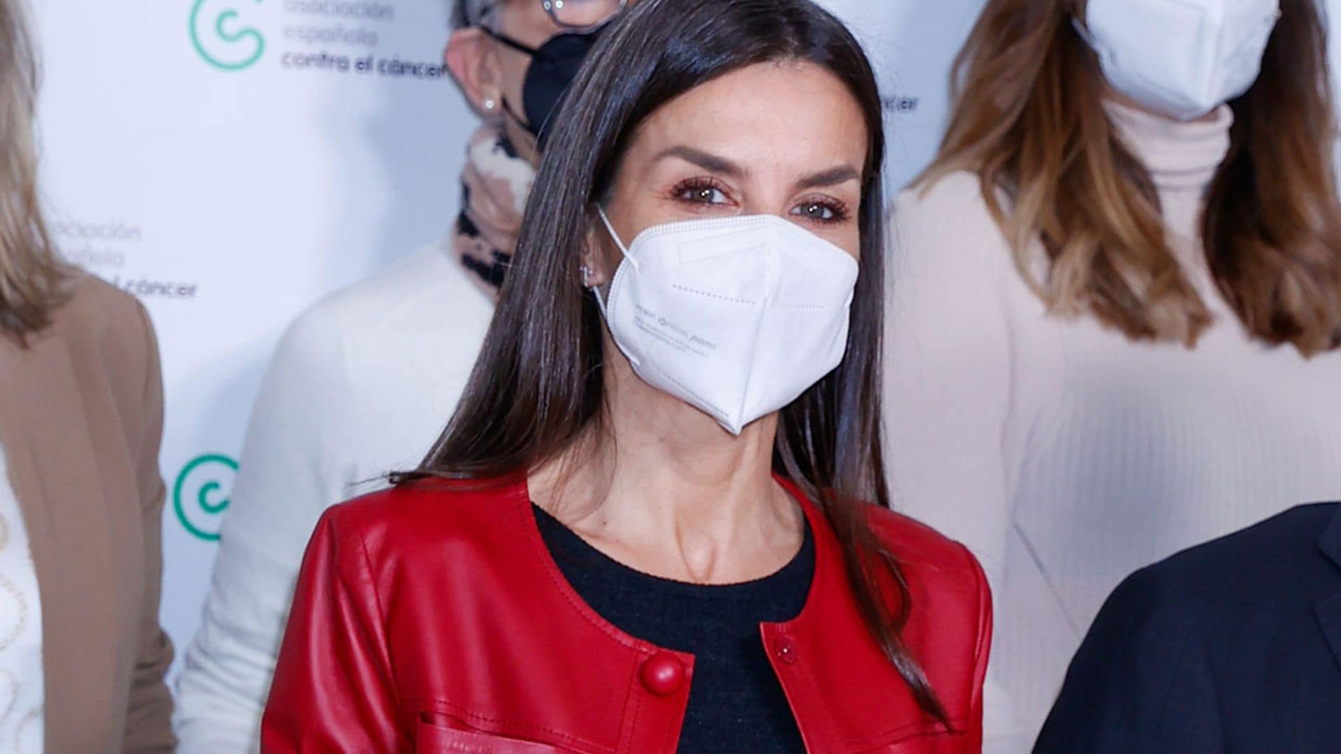 La Reina escucha a la crítica internacional y recupera su chaqueta de cuero roja