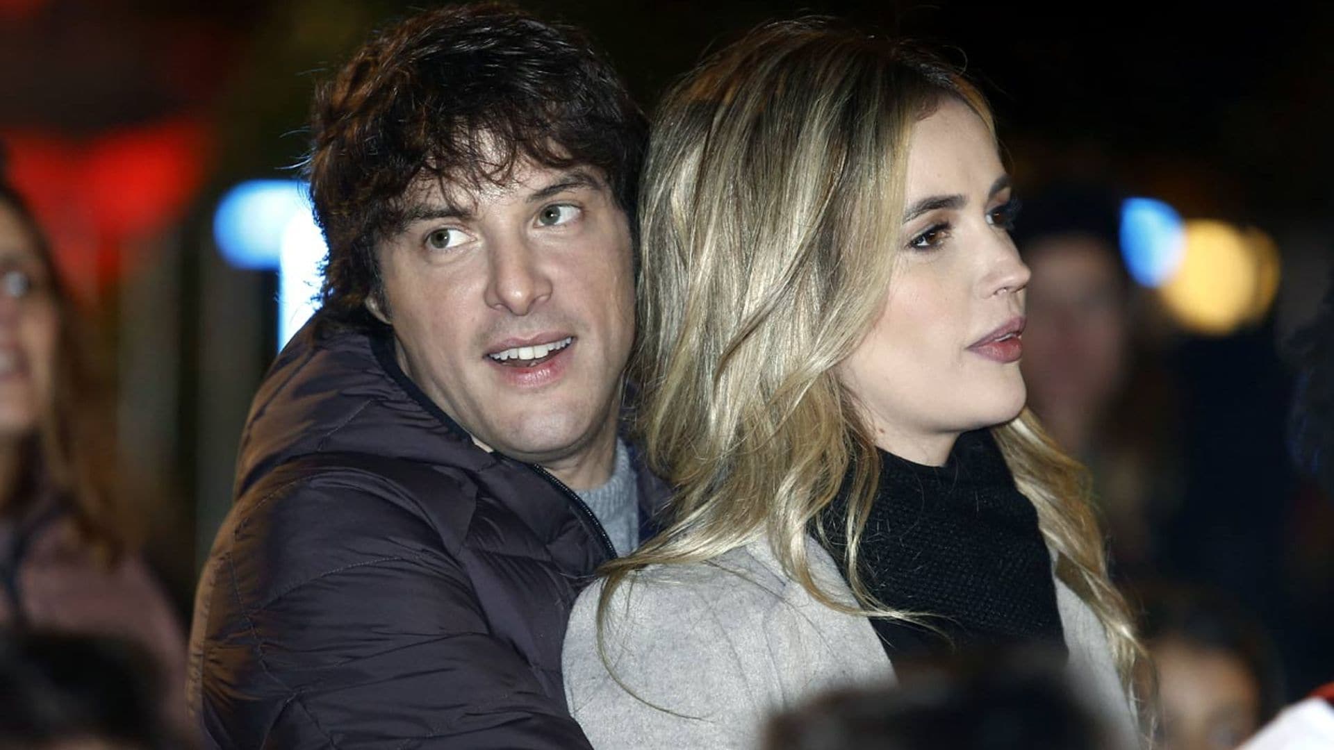 Jordi Cruz, muy cariñoso con su novia, Rebecca Lima, en la cabalgata de Reyes