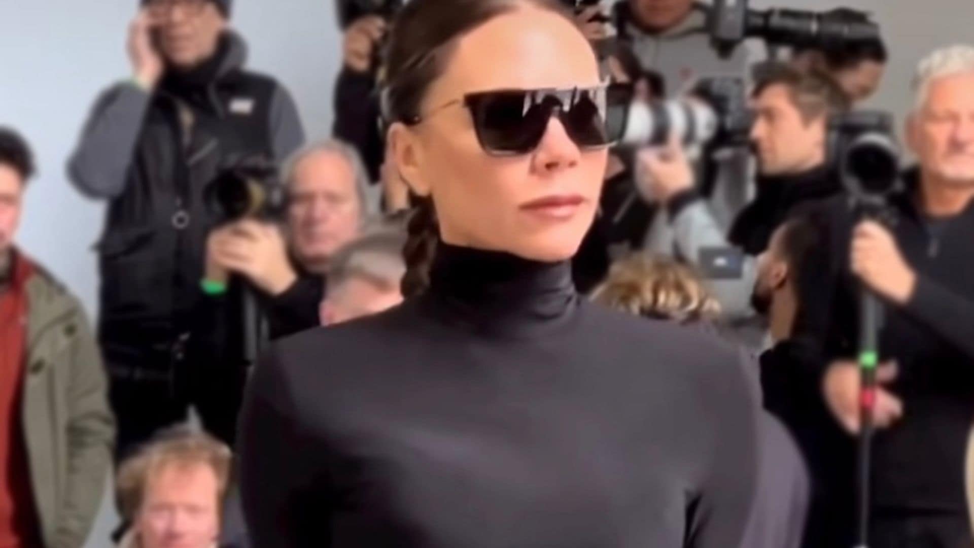 El inesperado look 'Kardashian' de Victoria Beckham: un vestizado negro de cuerpo drapeado