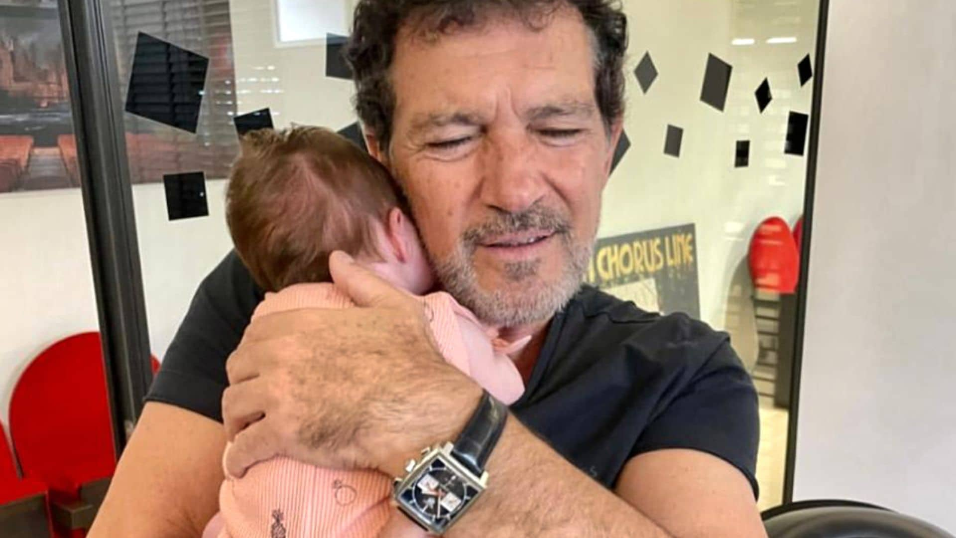 Antonio Banderas ya conoce a su ahijada, la bebé de un mes de María Casado