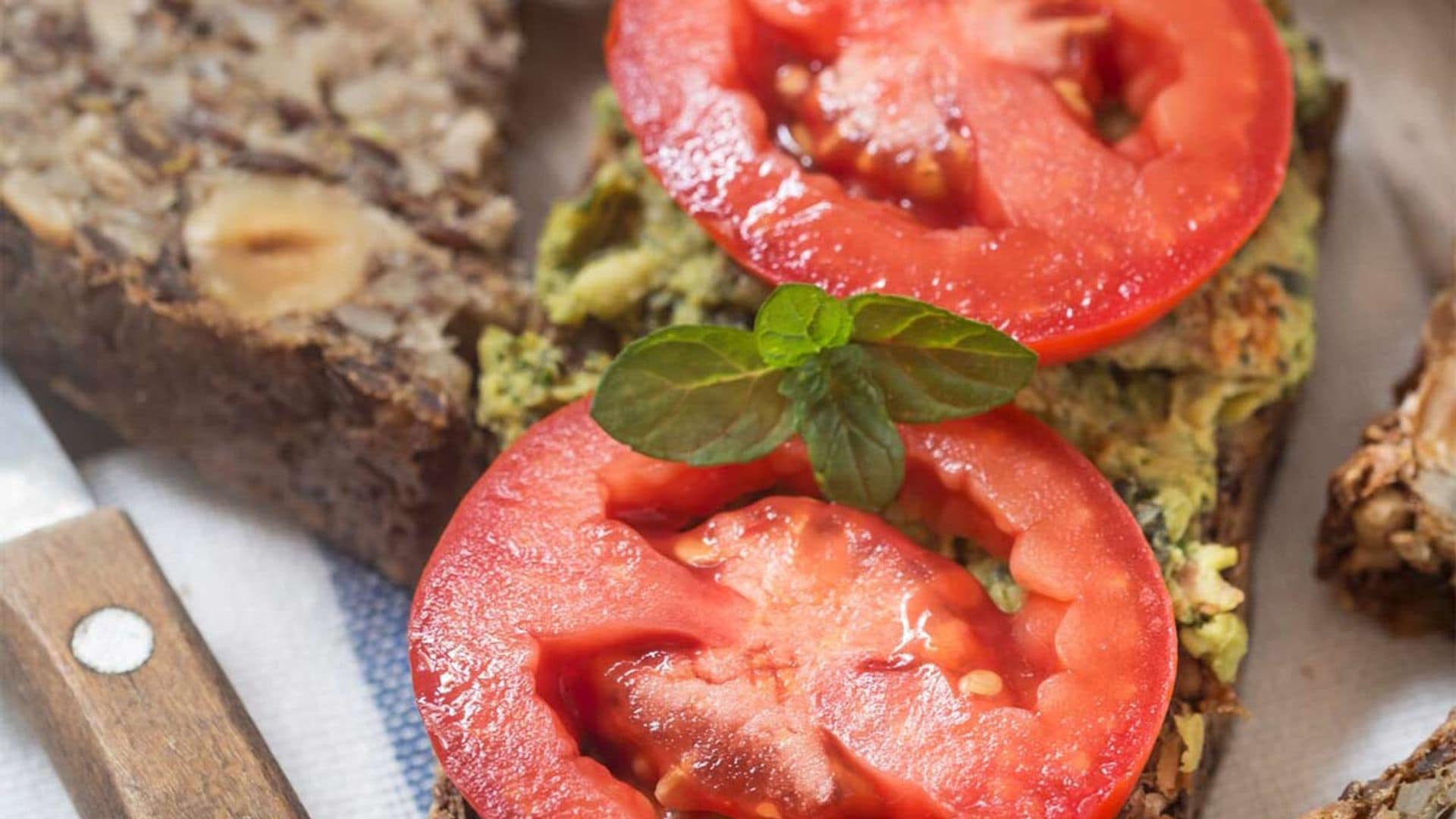 Tostadas de pan de frutos secos con tomate y aguacate