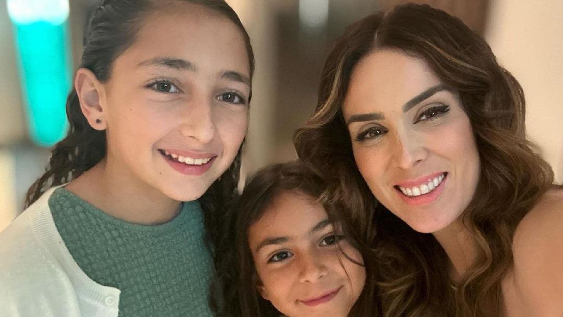 Jacky Bracamontes, orgullosa de la excelencia académica de sus hijas