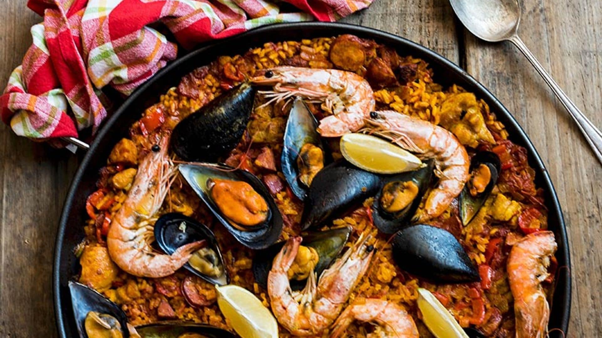 Paella mar y montaña, con gambas, mejillones, pollo y butifarra blanca