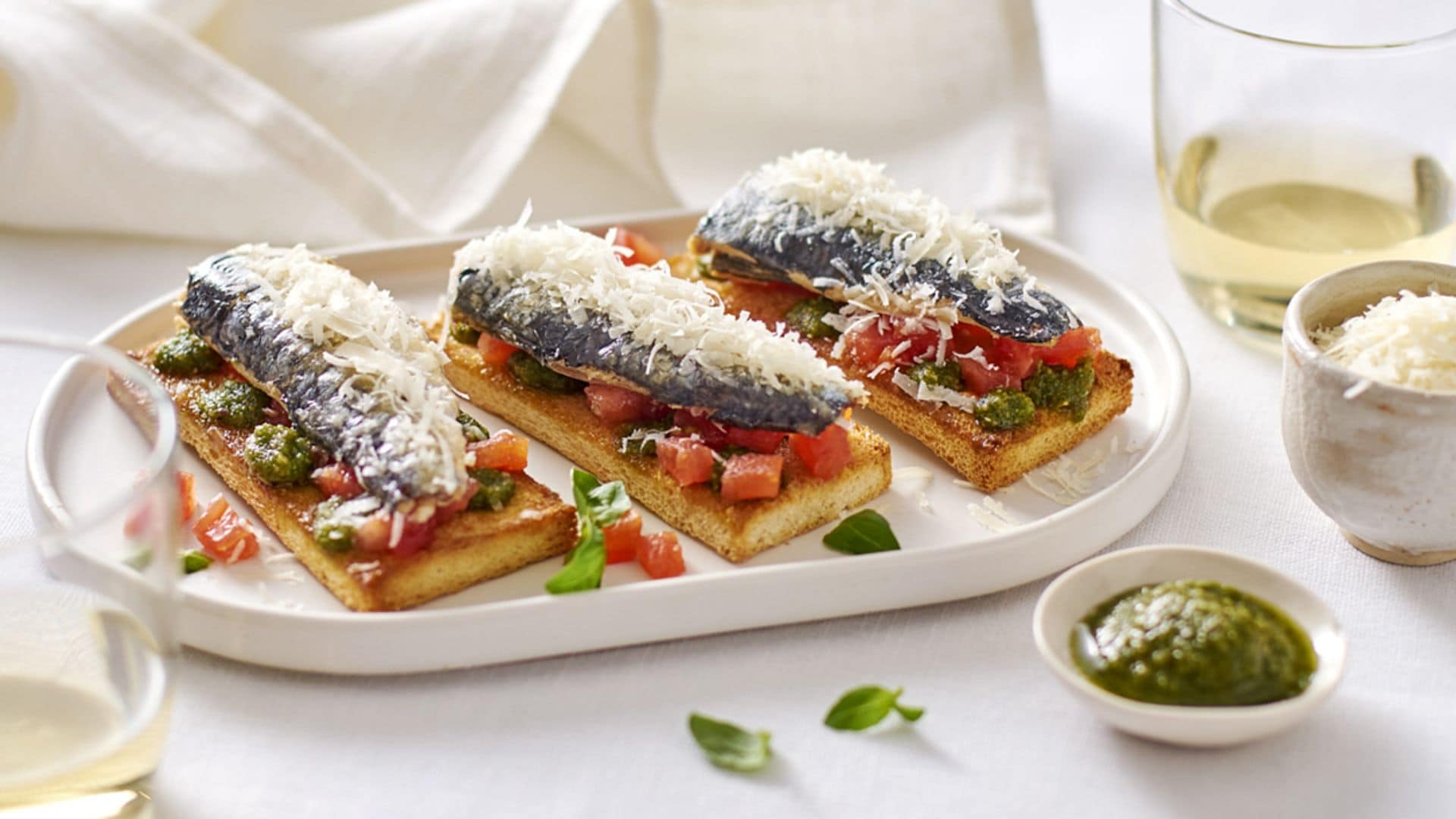 Canapé de sardinas, queso y tomate y pesto
