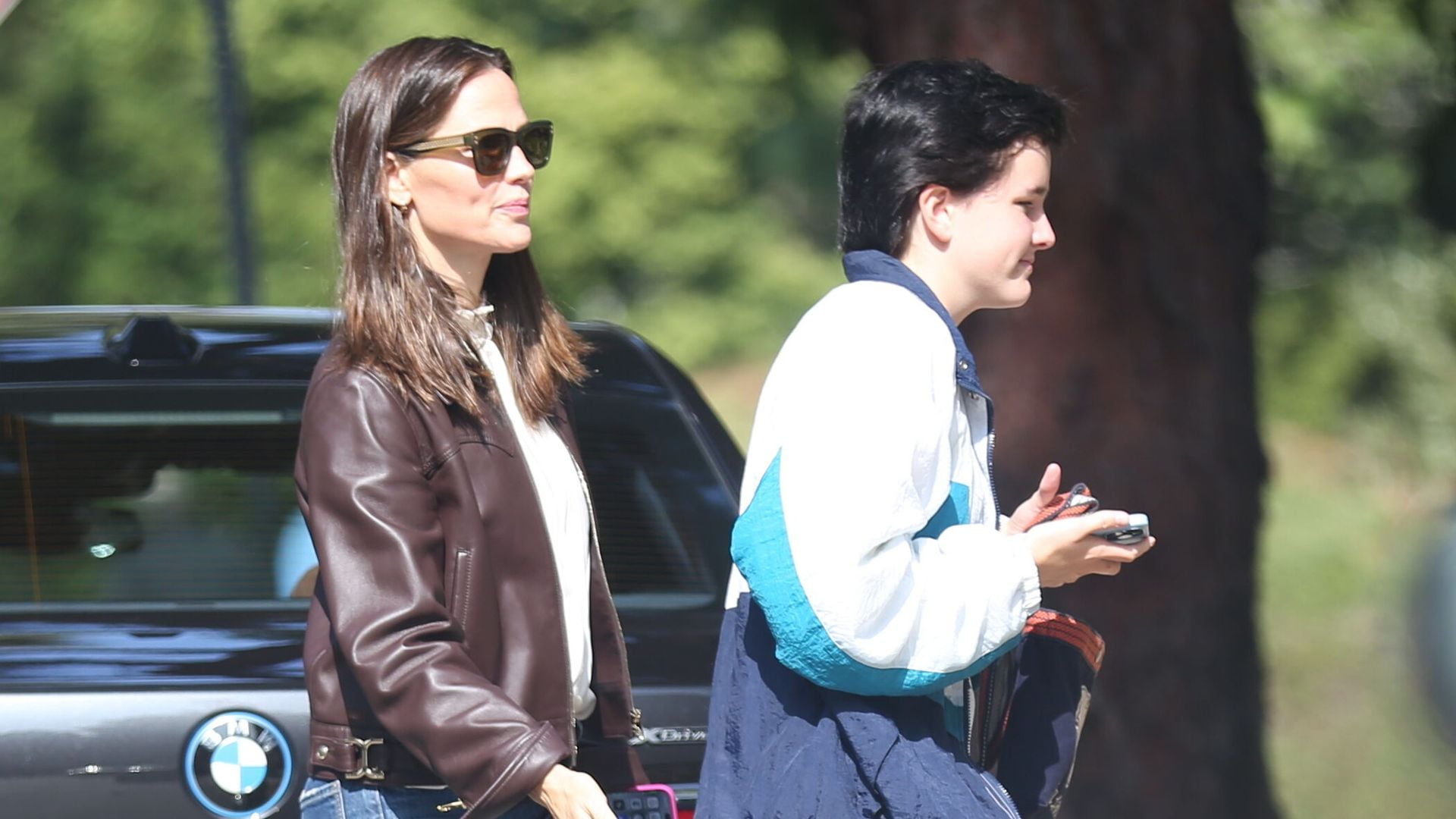 Fin Affleck presume su nuevo look en una salida con su mamá, Jennifer Garner