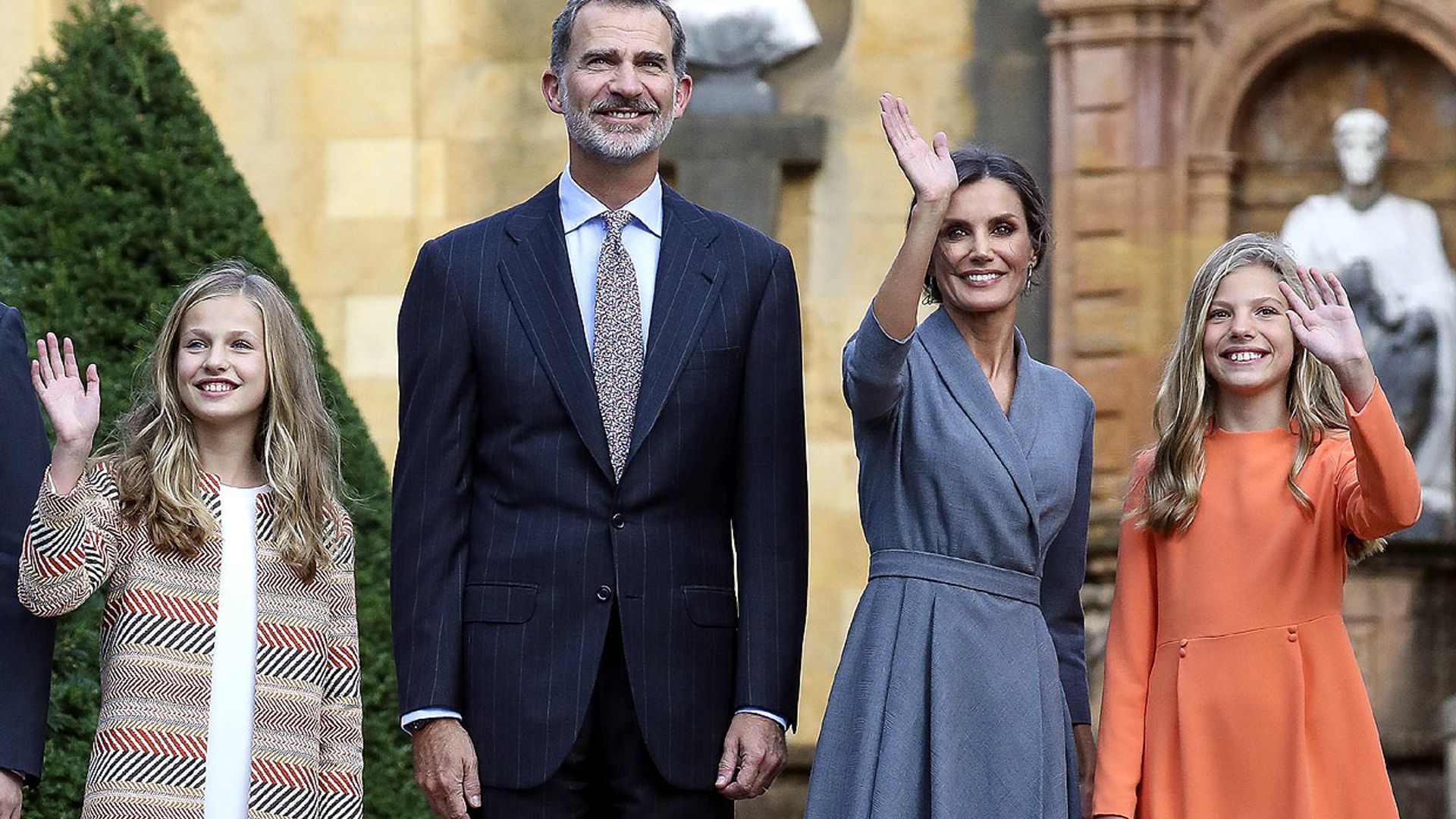 Gaitas, sonrisas y mucha emoción en la bienvenida a la princesa Leonor en Oviedo