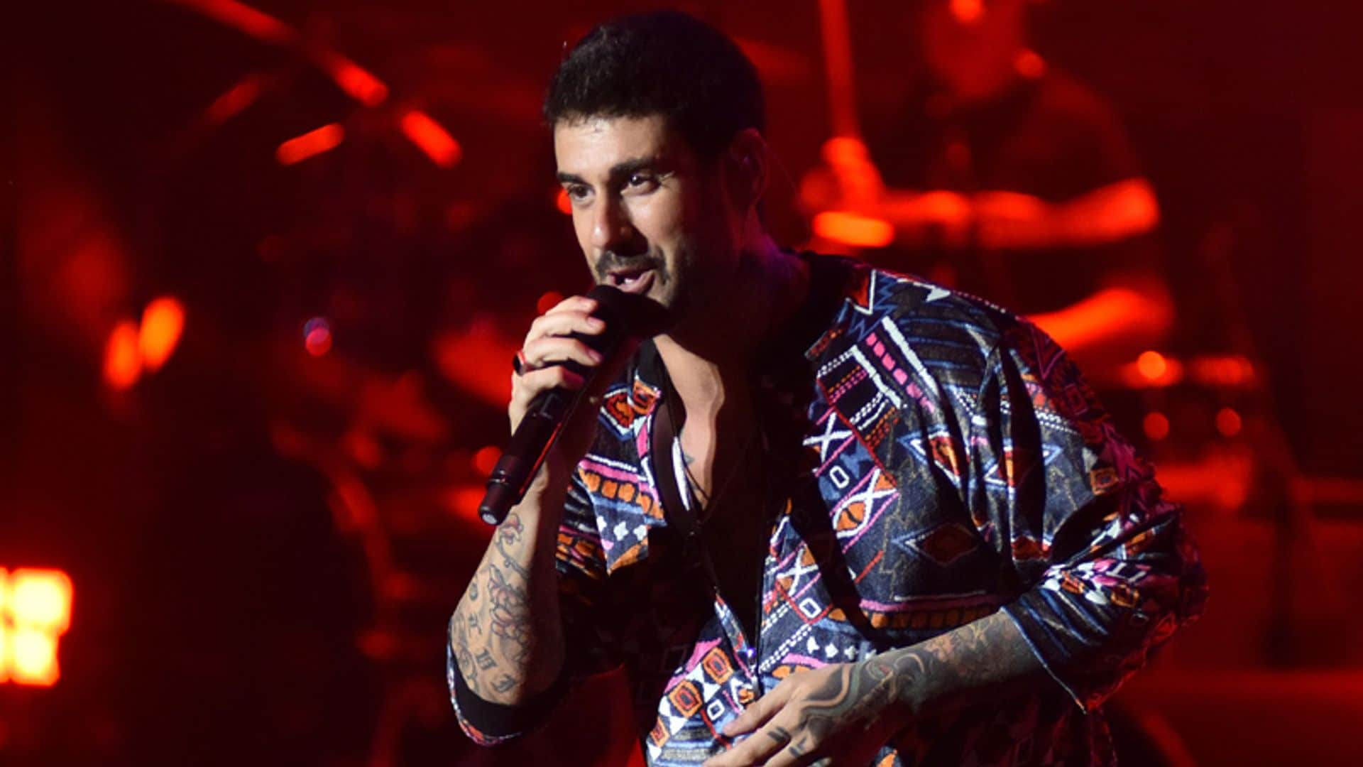 Melendi anuncia por sorpresa en su concierto en el Starlite Festival que será padre por cuarta vez