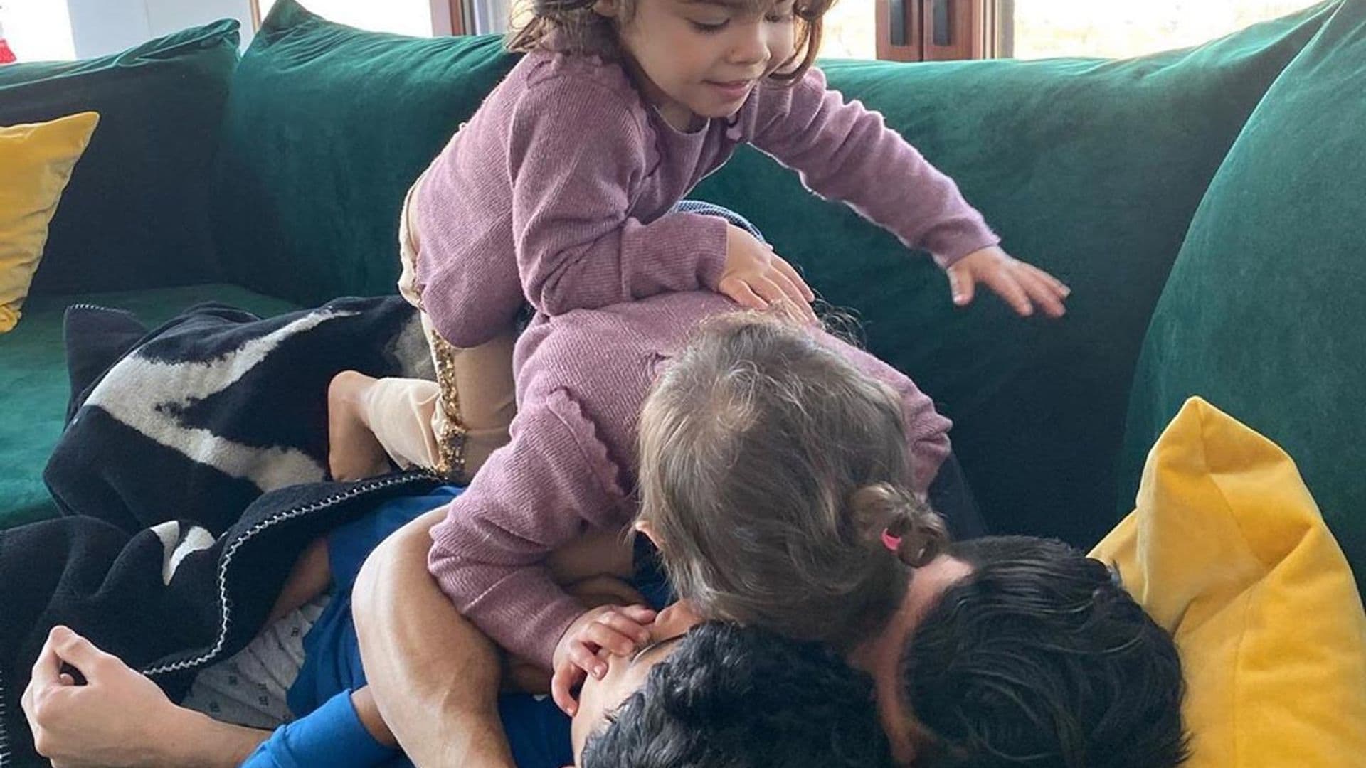 ¡A por papá! Los 'bebés' de Georgina Rodríguez se comen a besos a Cristiano Ronaldo