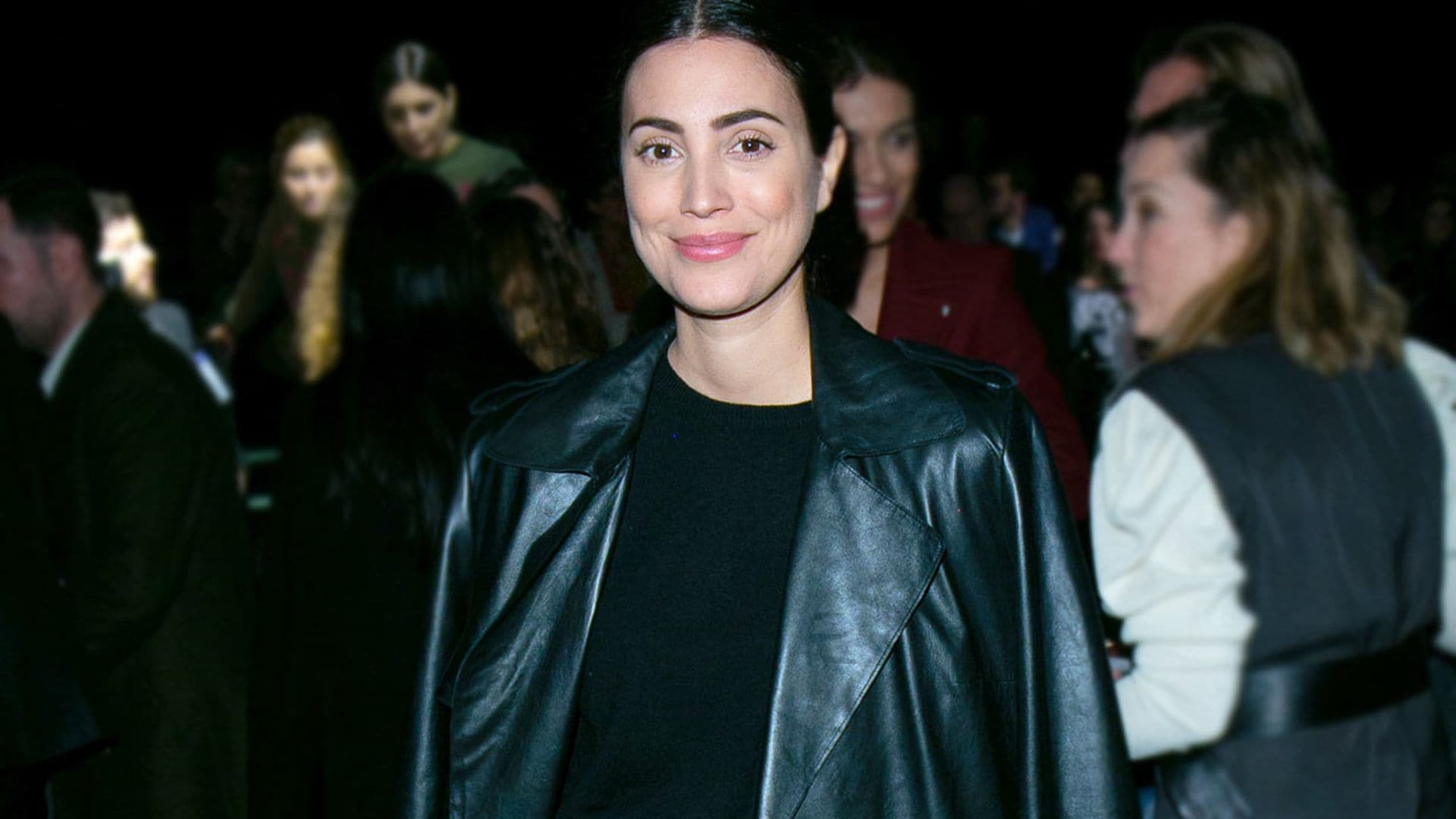 Vaqueros anchos y gabardina de cuero: el look más roquero de Alessandra de Osma en la Fashion Week